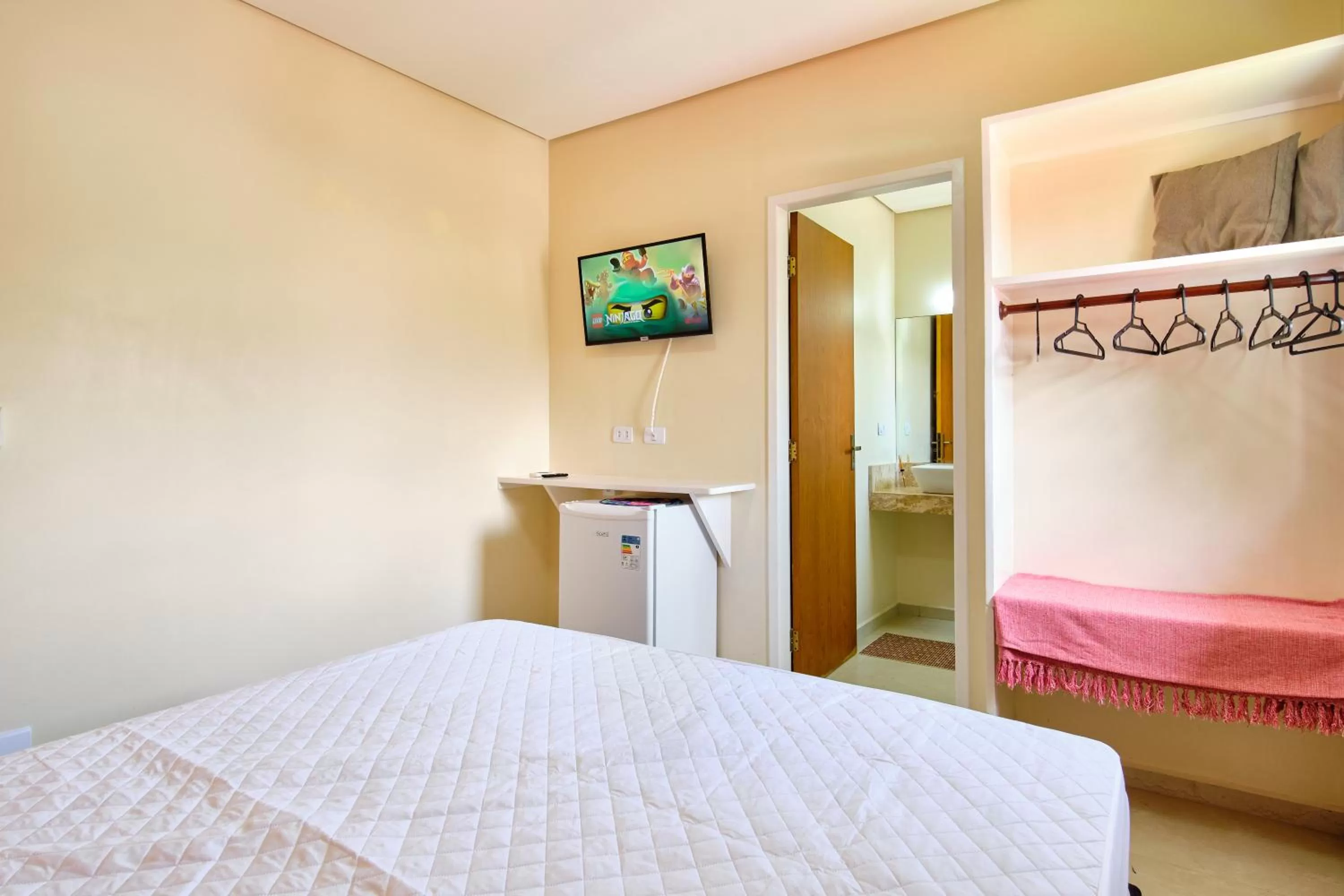 TV and multimedia, Bed in Green Haven Residence