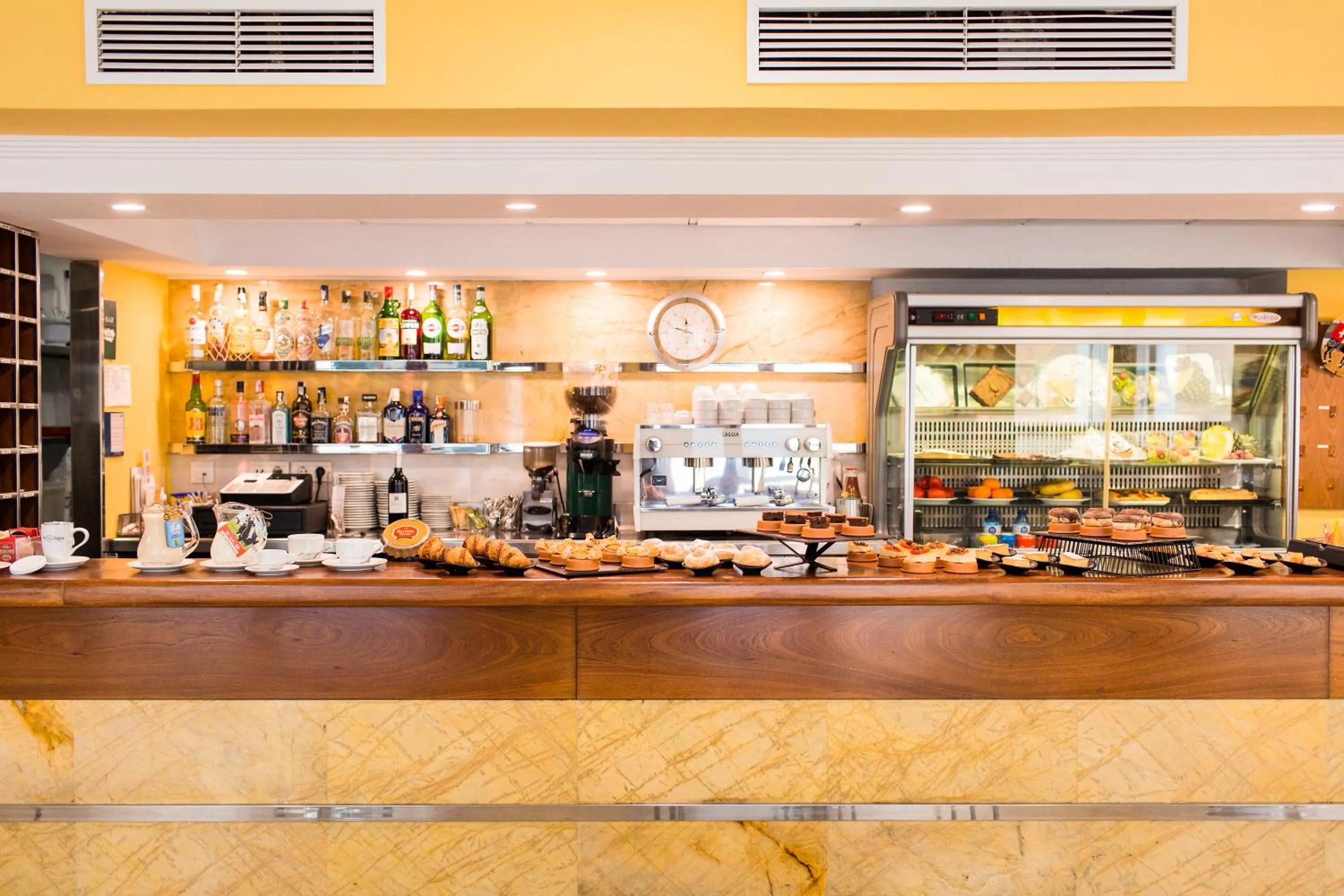 Food and drinks in Sagitario Hostal Ciutadella