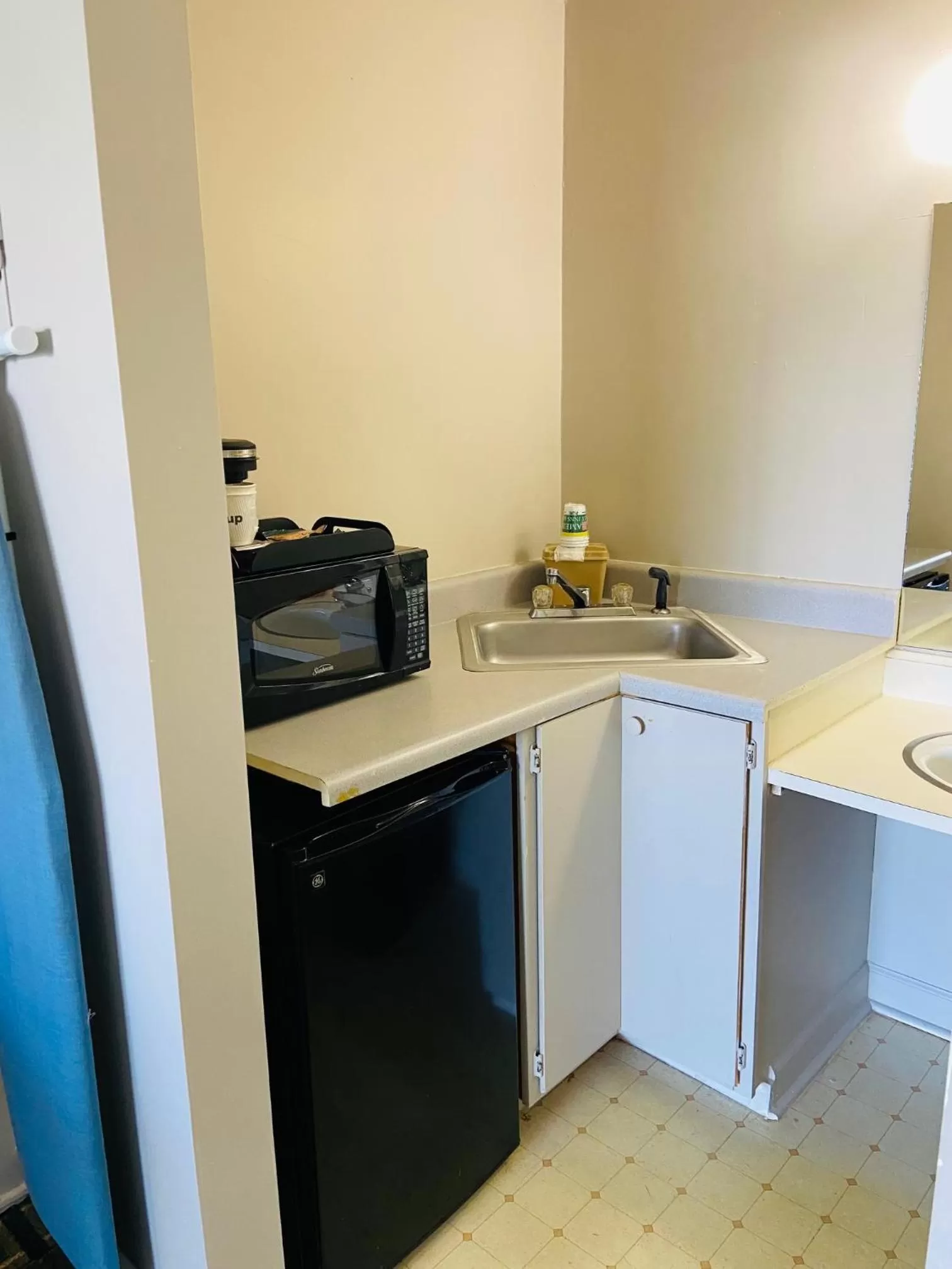 Kitchen/Kitchenette in American Inn