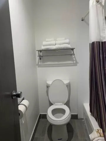 Toilet in La Quinta Inn and Suites by Wyndham Cincinnati North