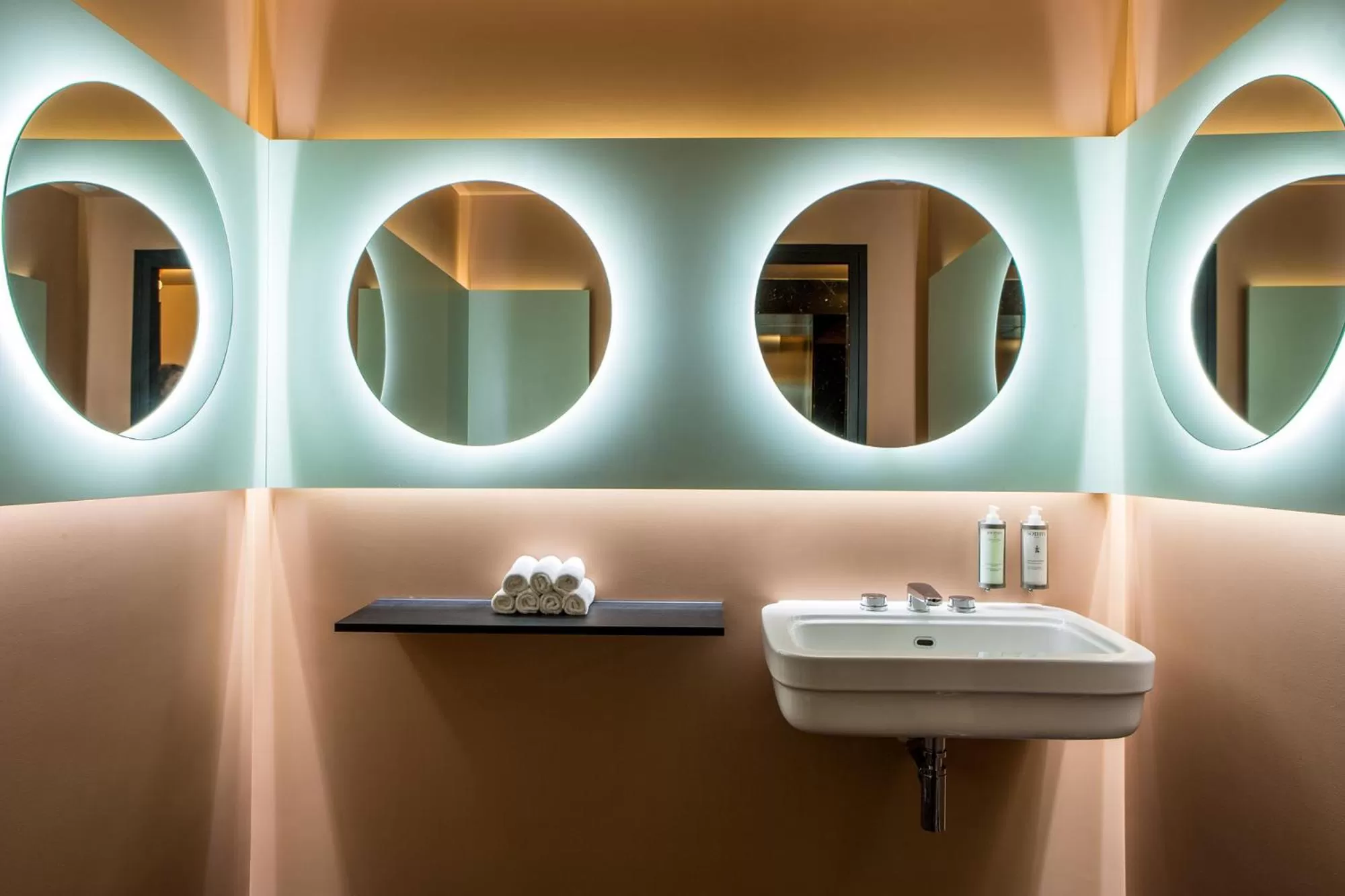 Decorative detail in Hôtel du Rond-point des Champs-Élysées - Esprit de France