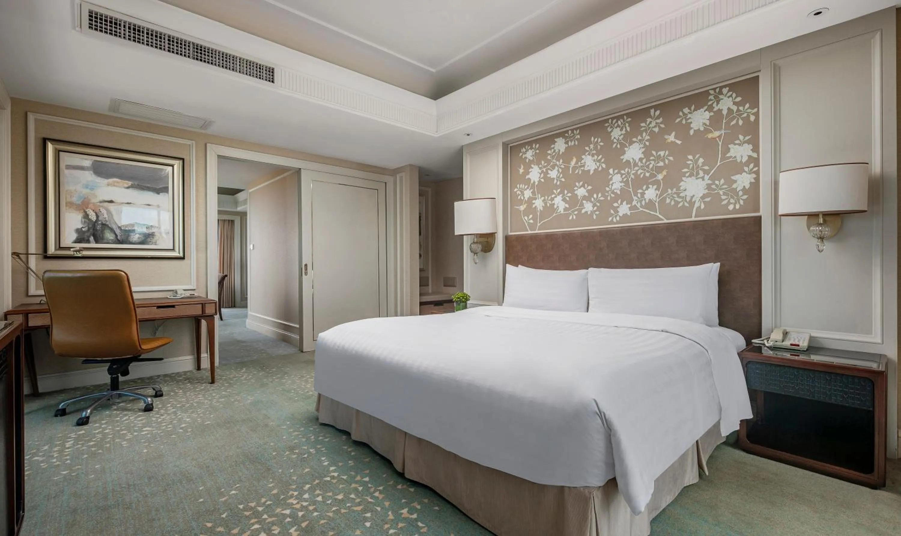 Photo of the whole room, Bed in Grand Hotel Haikou - Managed by Accor