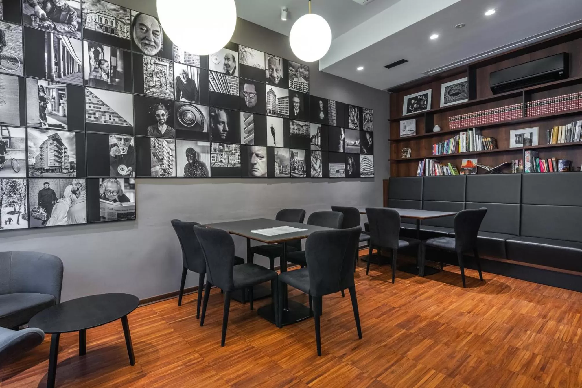 Library in Hotel Mrak