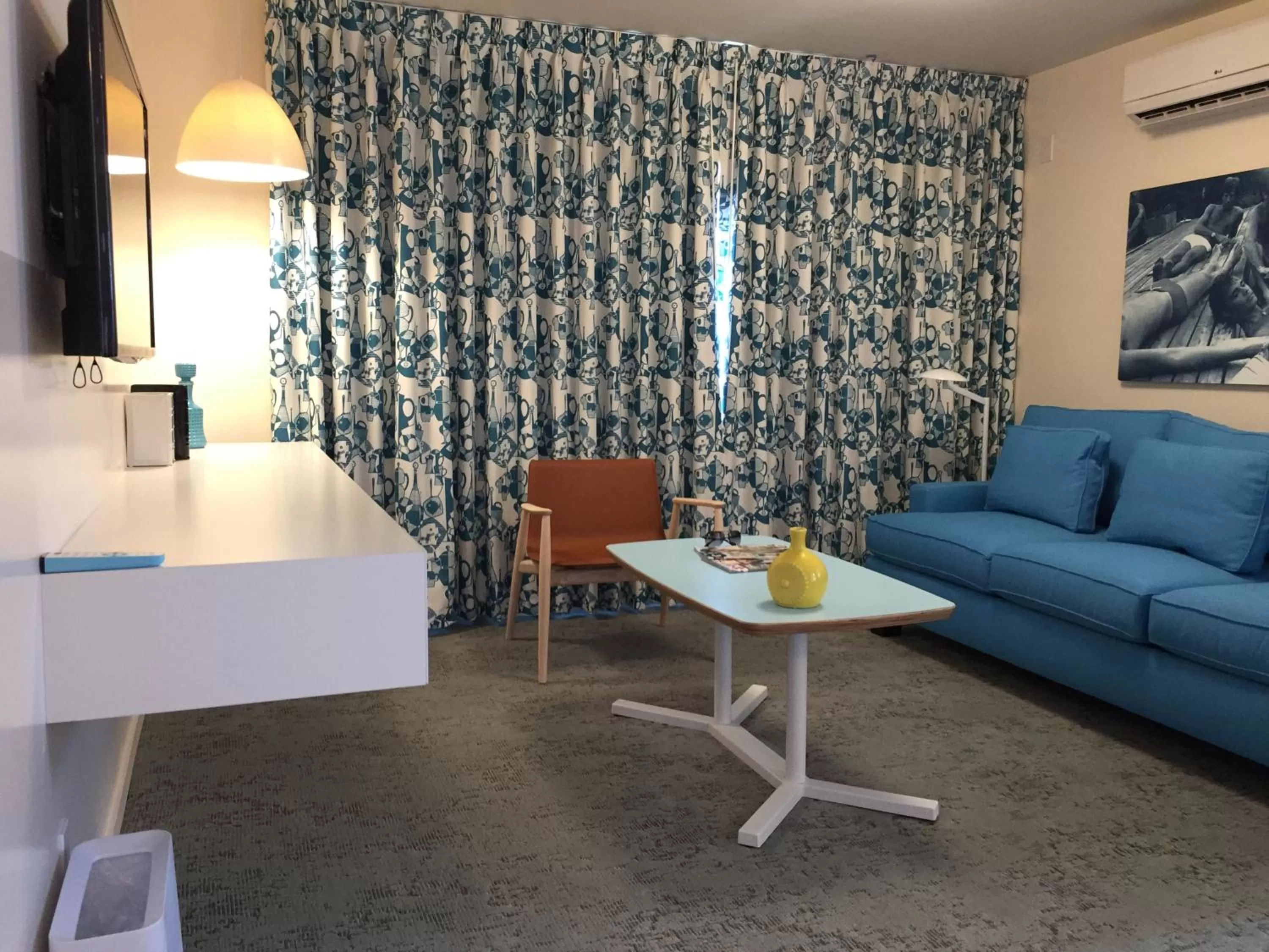 Seating area in The Beverly Laurel Hotel at West Hollywood