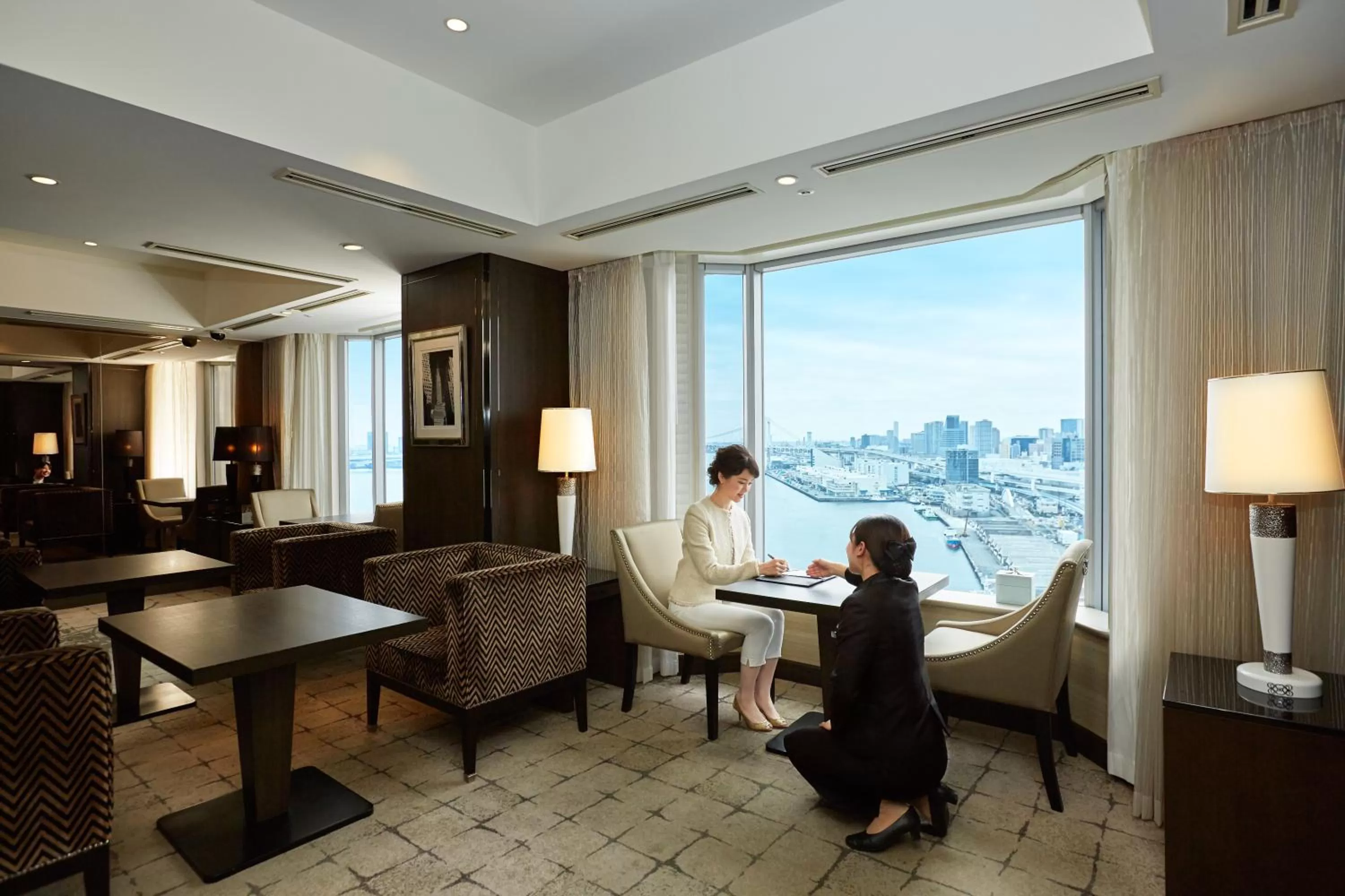 Lounge or bar in InterContinental Tokyo Bay by IHG
