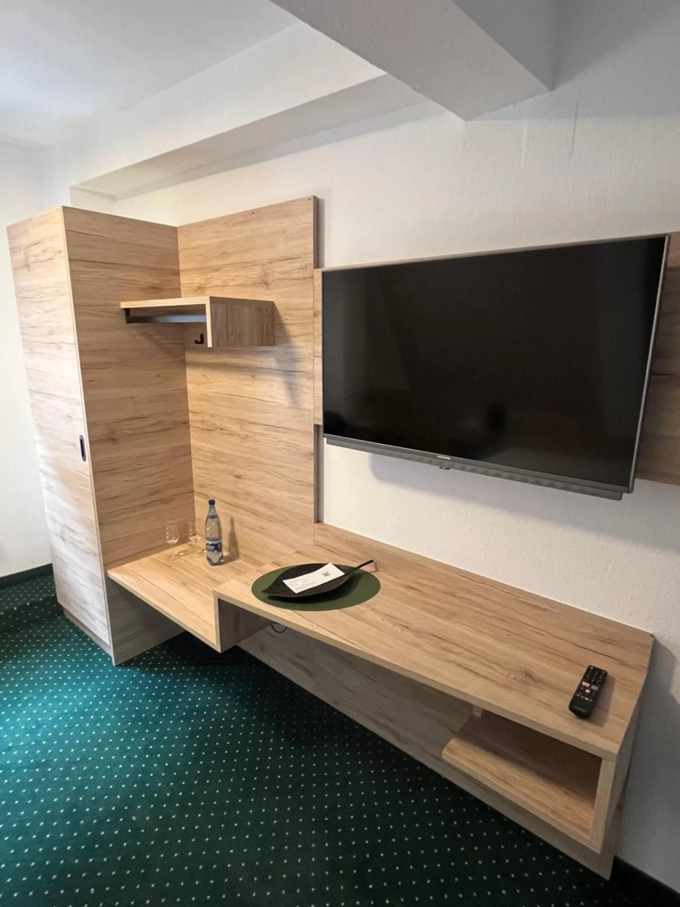 TV/Entertainment Center in Hotel zur Post