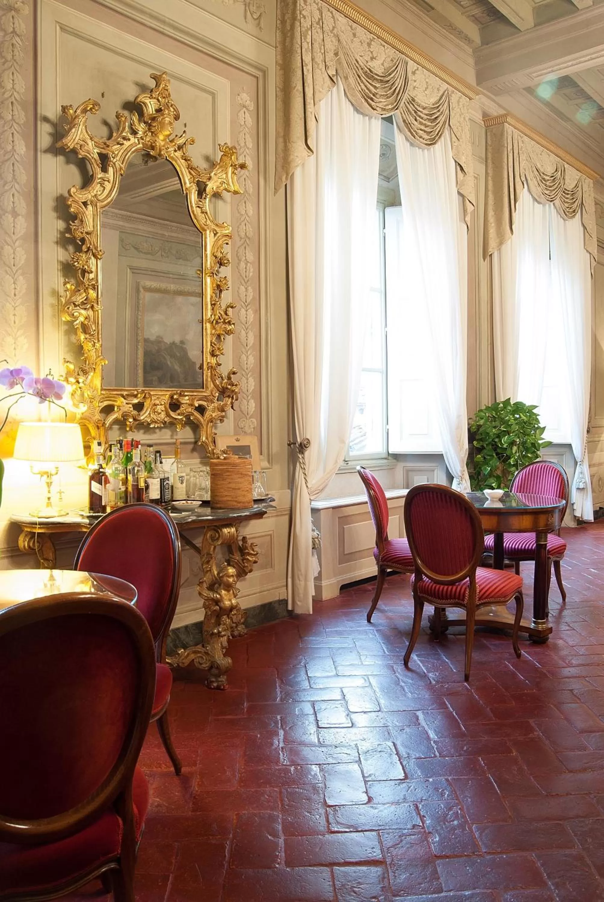 Communal lounge/ TV room in Palazzo Niccolini al Duomo Residenza D'Epoca