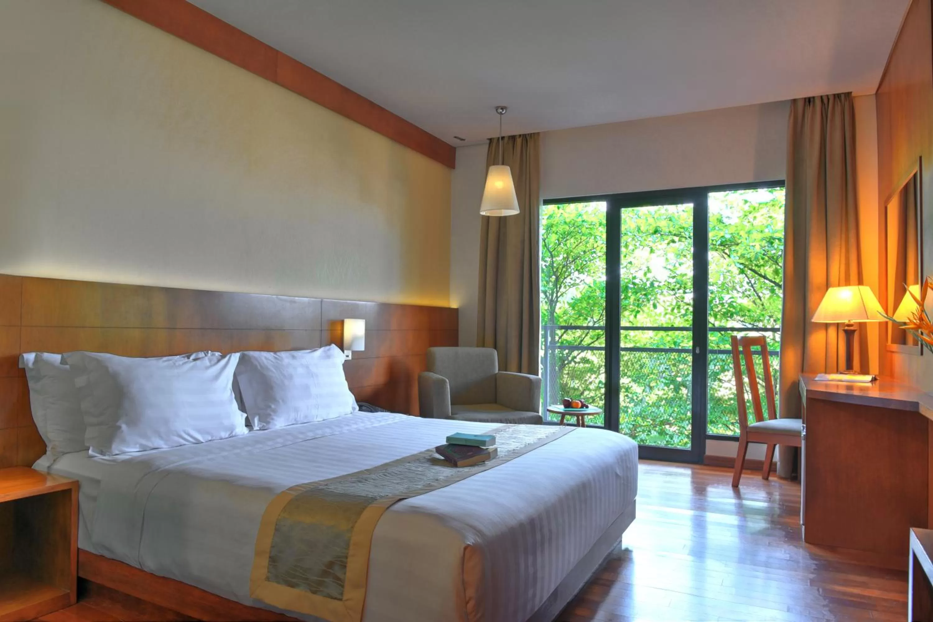 Bedroom, Bed in Oak Tree Emerald Hotel & Coventions Semarang