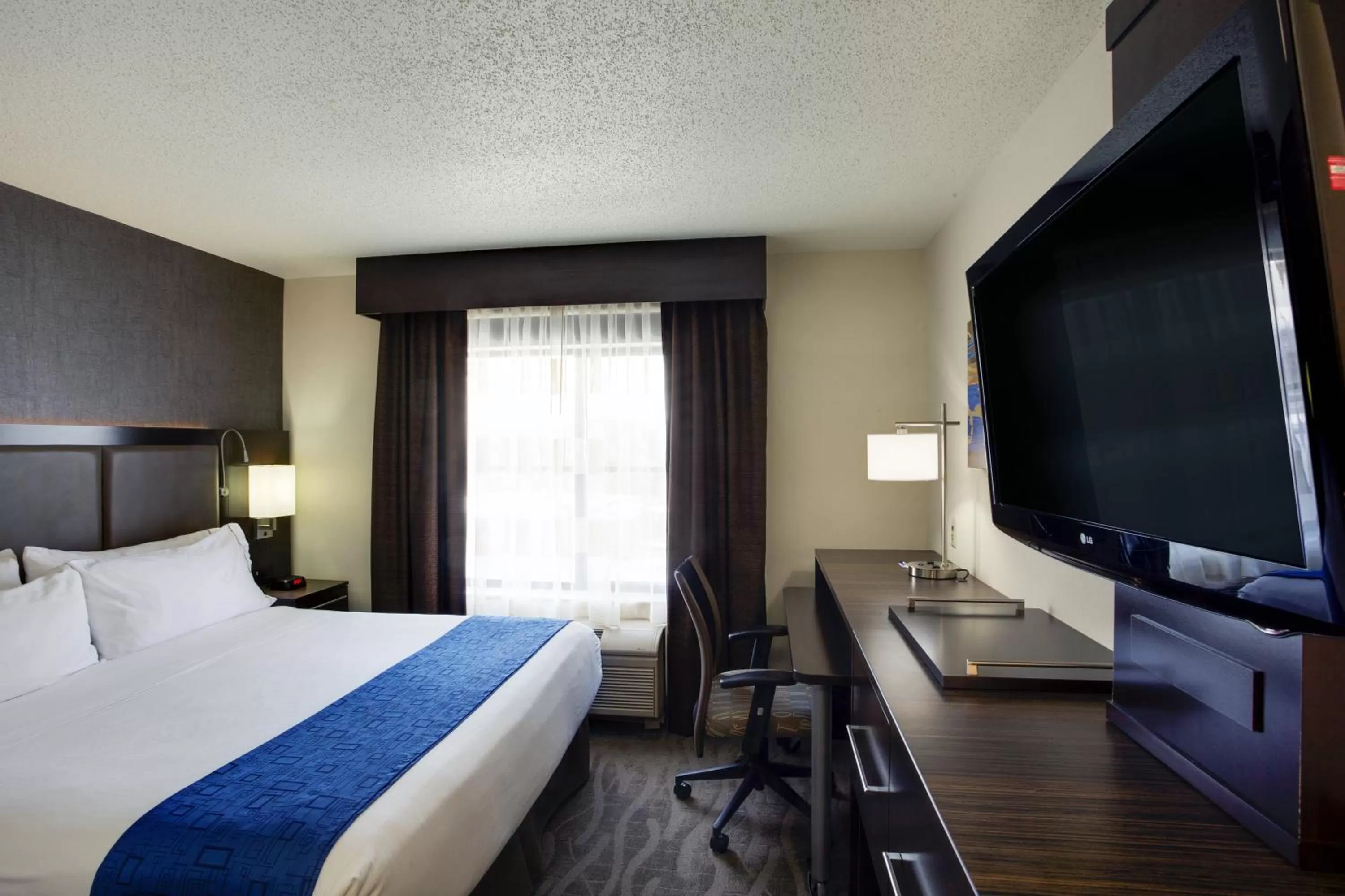 Photo of the whole room, Bed in Holiday Inn Express Hotel & Suites Meadowlands Area by IHG