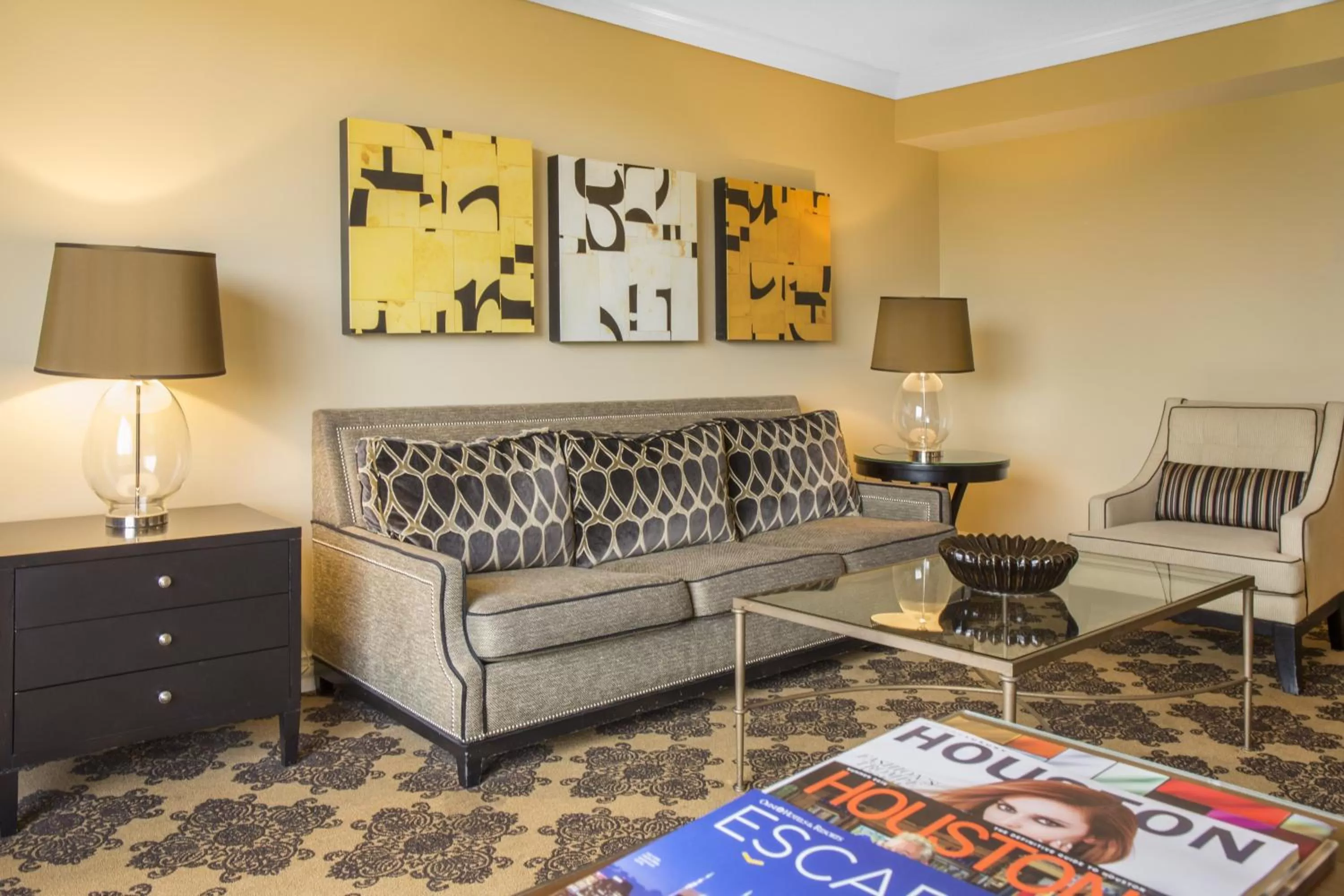 Living room in Omni Houston Hotel