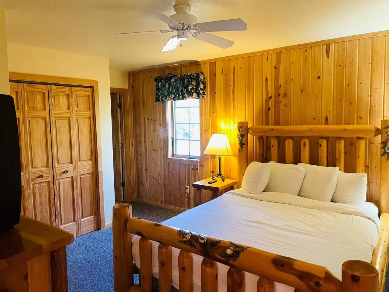 Bed in Drummond Island Resort