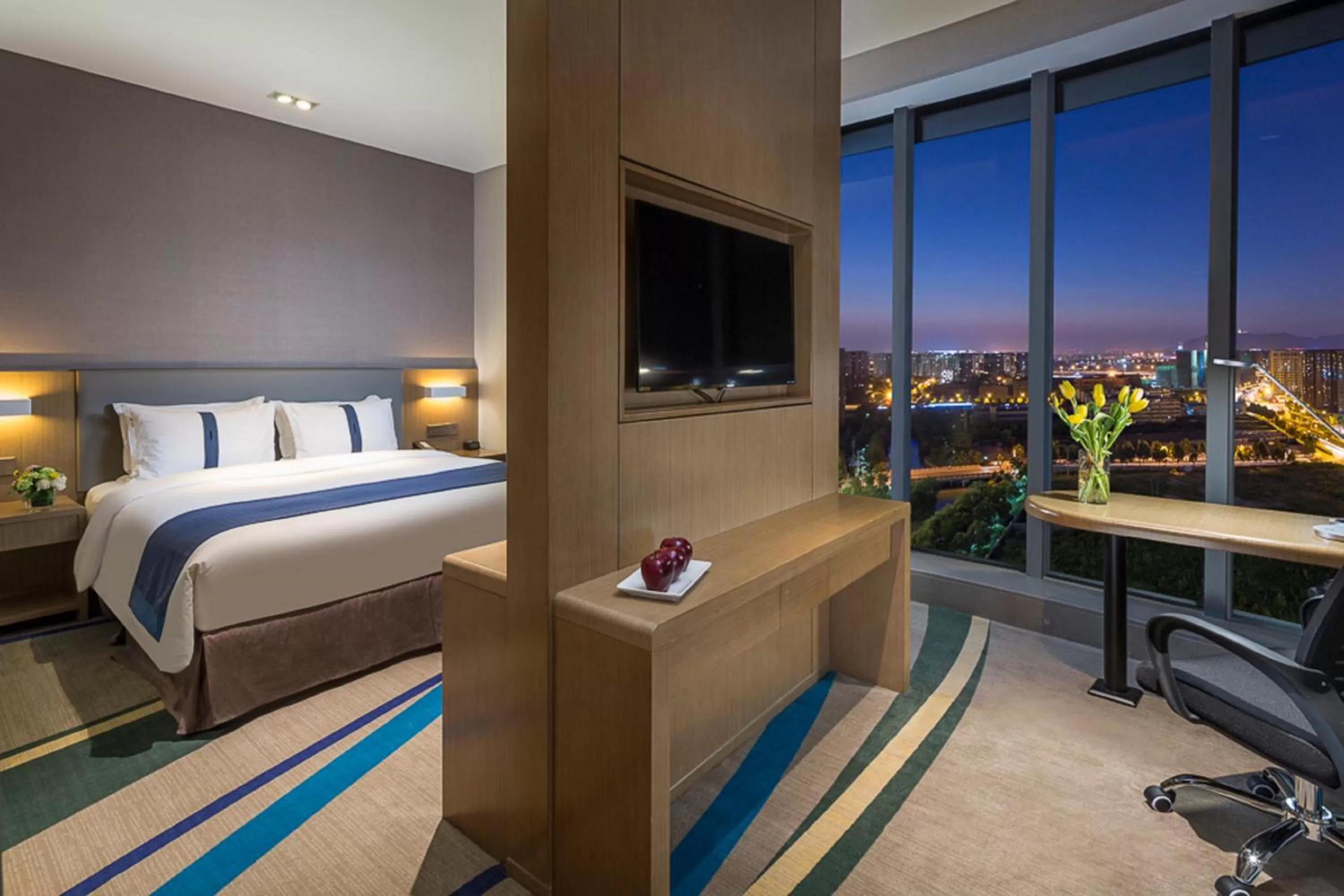 Photo of the whole room, Bed in Holiday Inn Express Hangzhou East Station by IHG