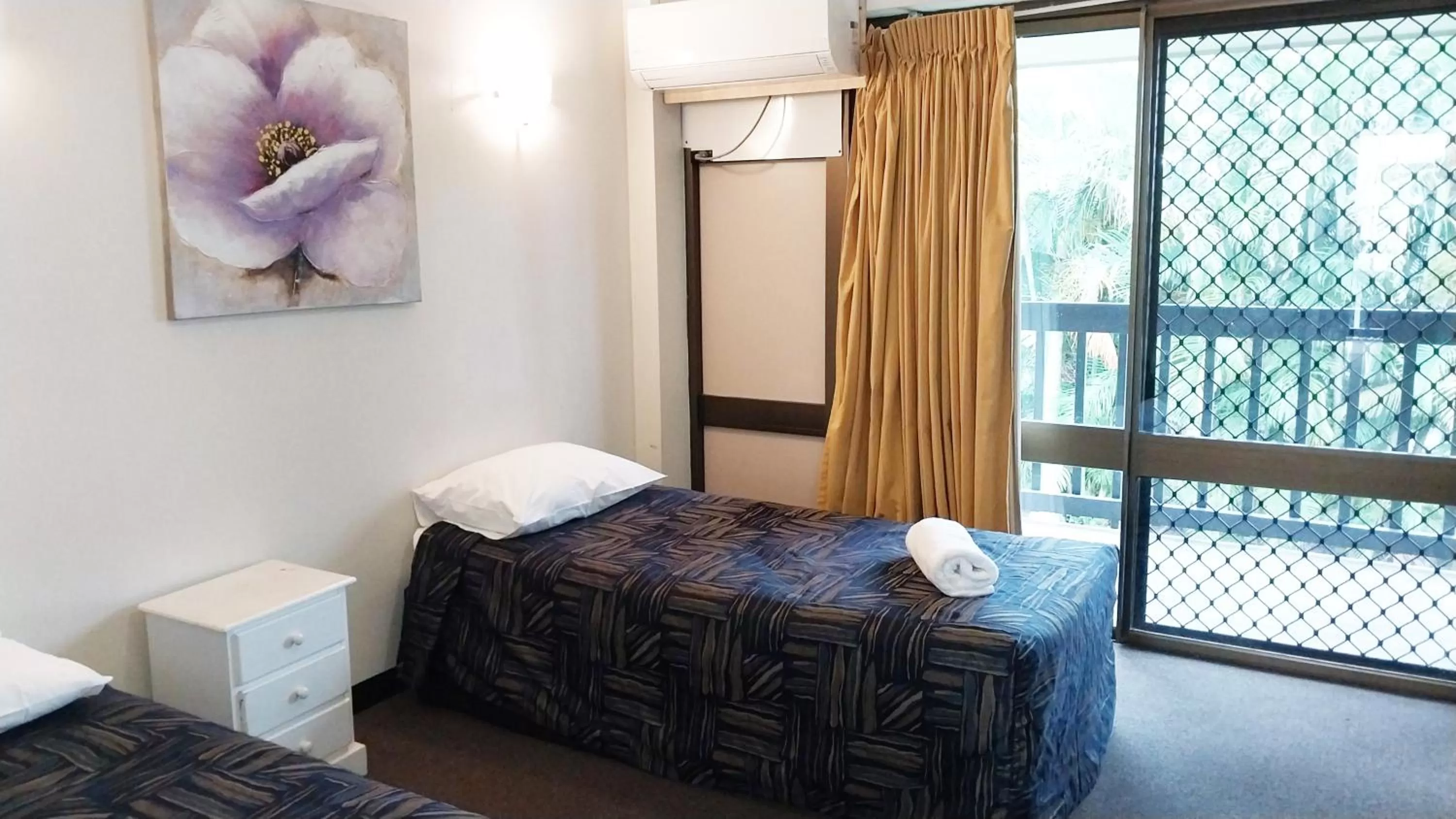 View (from property/room), Bed in Miners Lodge Motor Inn