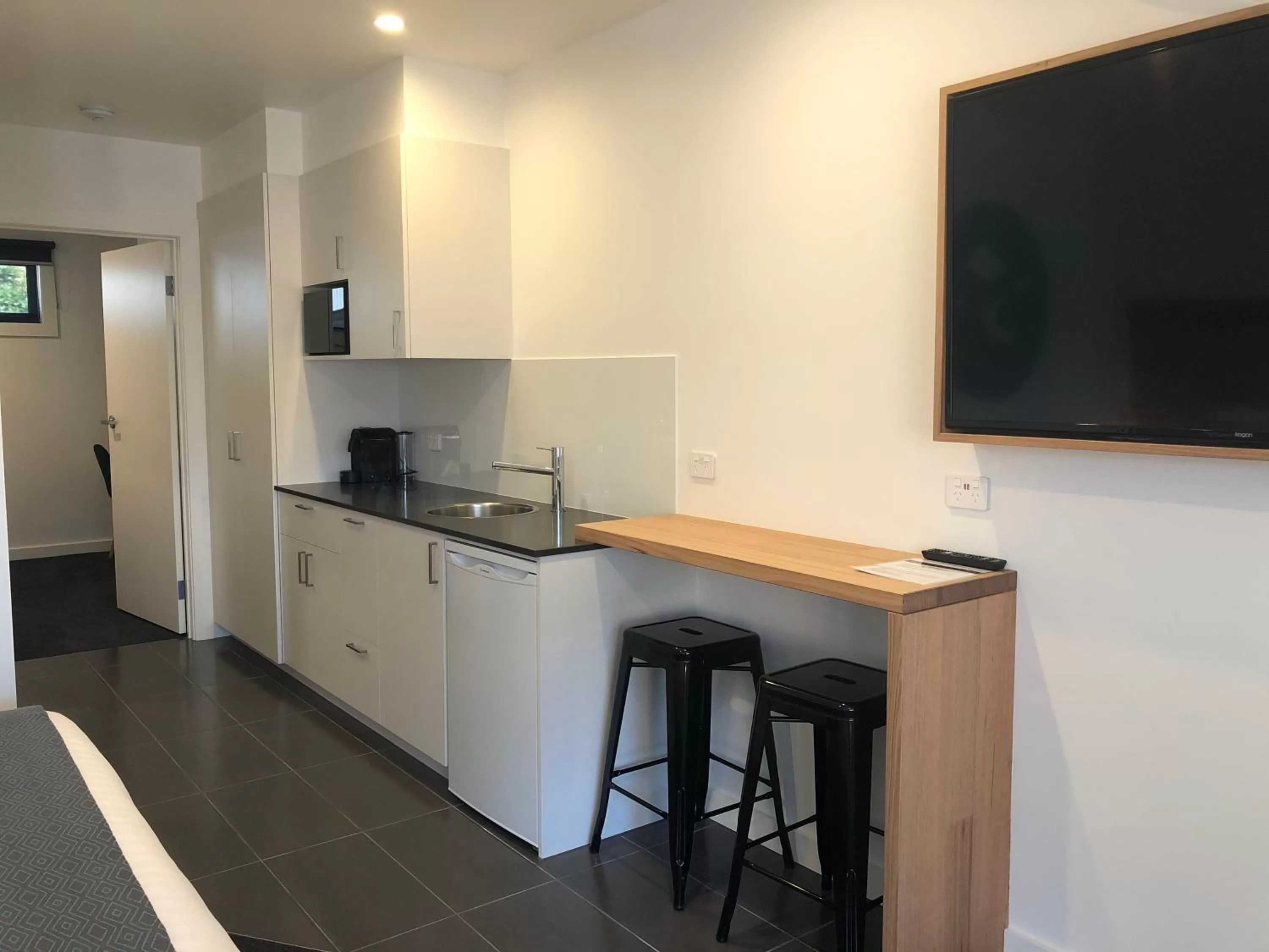 TV and multimedia, Kitchen/Kitchenette in Bright Colonial Motel