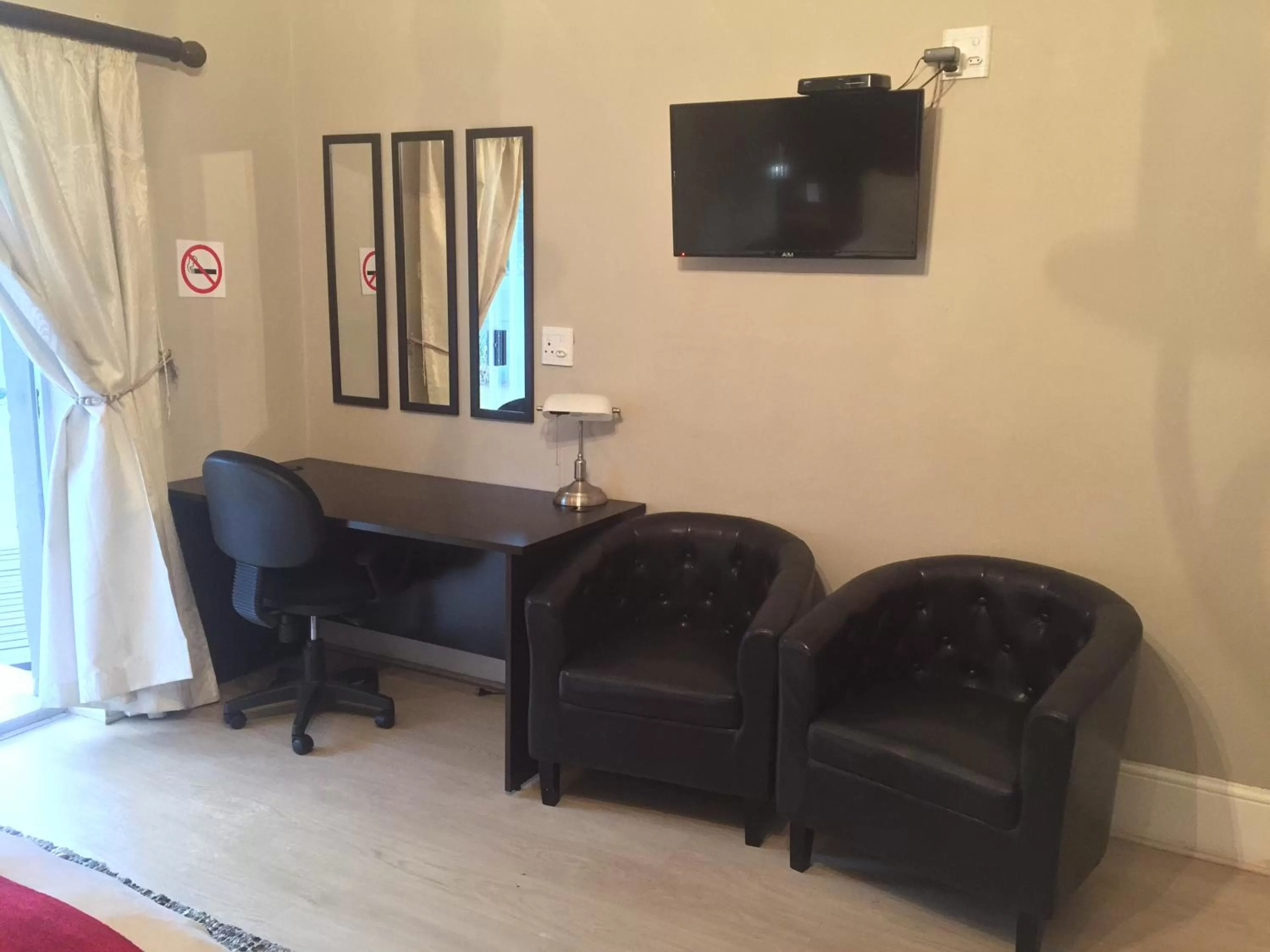 Seating area in Tranquil House B&B @ 1 College Ave