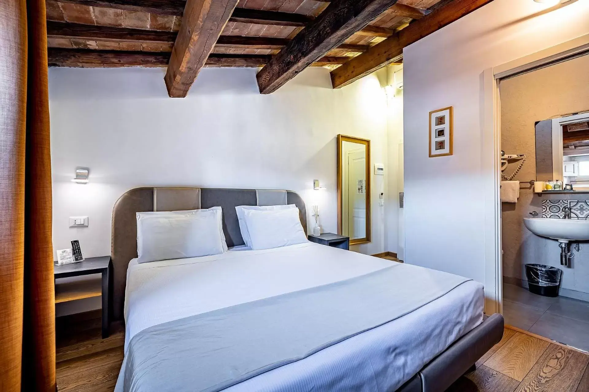 Double or Twin Room - Attic in Martelli 6 Suite & Apartments Double or Twin Room - Attic in Martelli 6 Suite & Apartments
