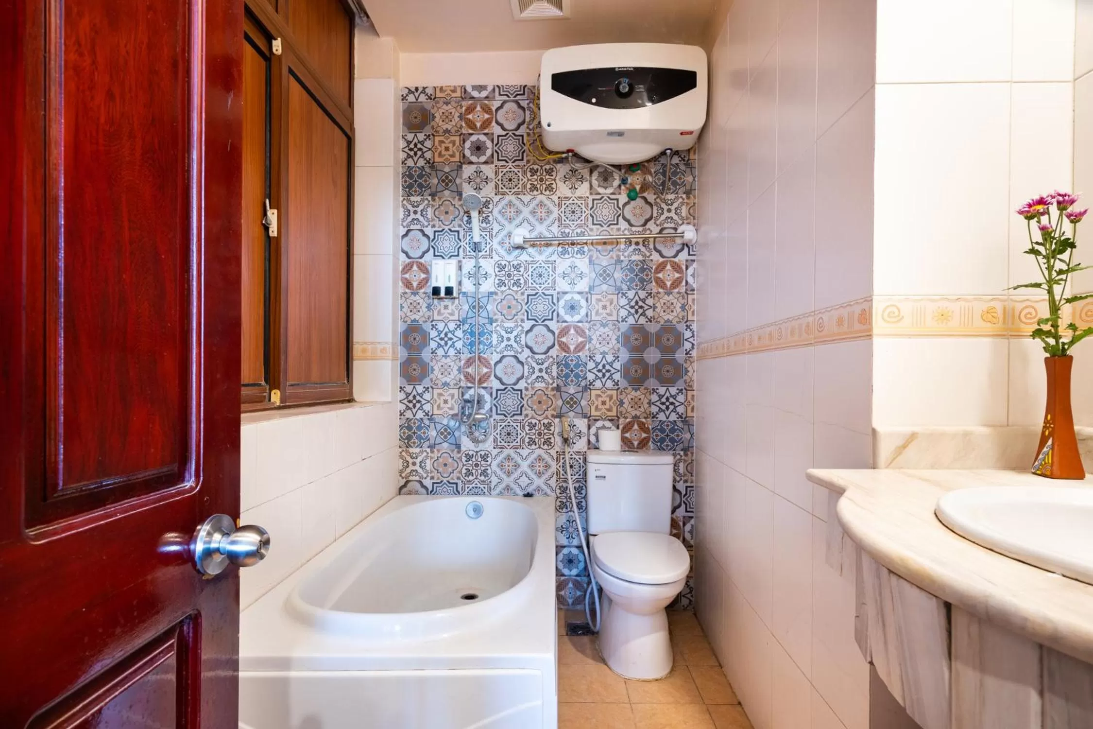 Bathroom in Artisan Lakeview Hotel