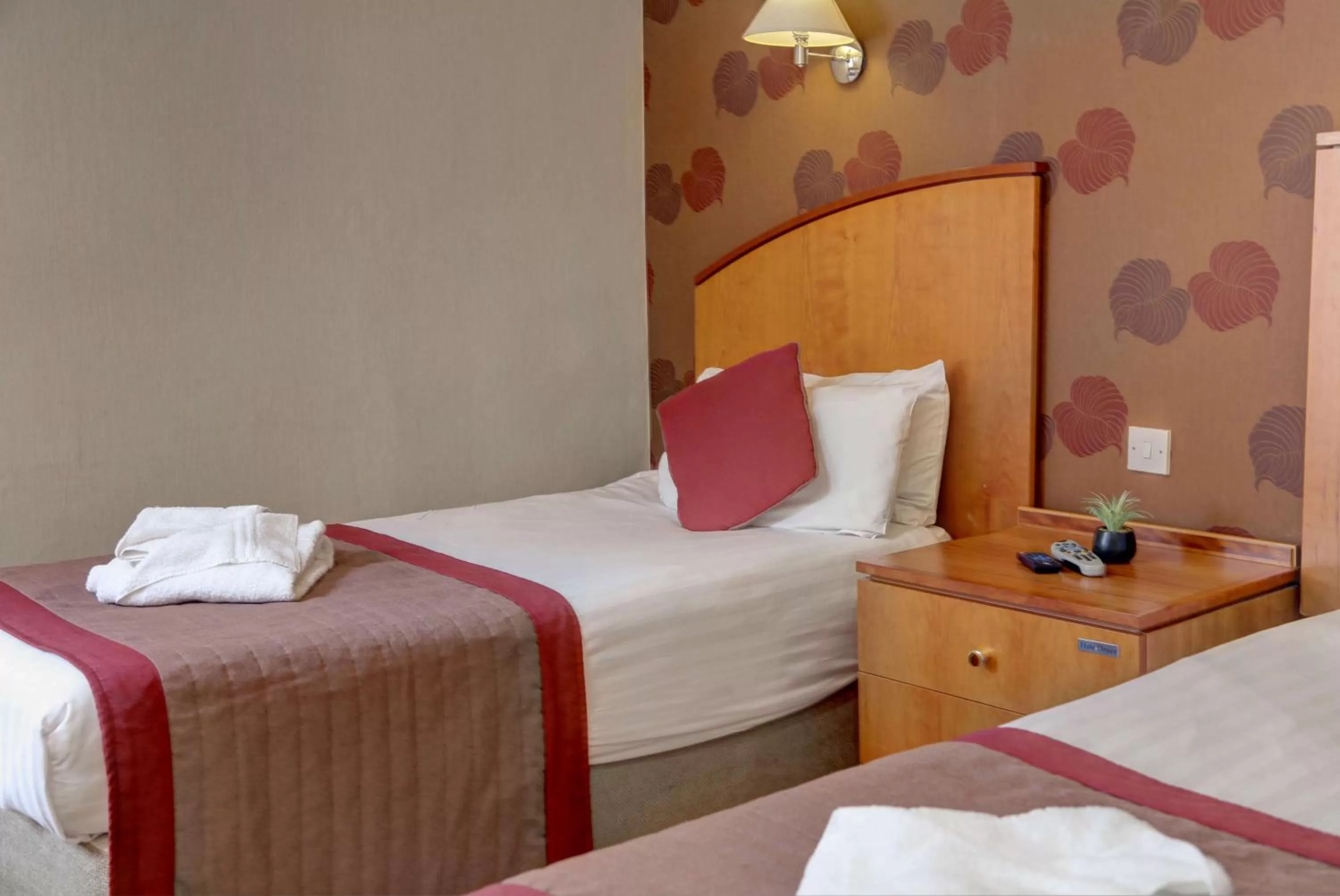 Photo of the whole room, Bed in Crown & Mitre Hotel