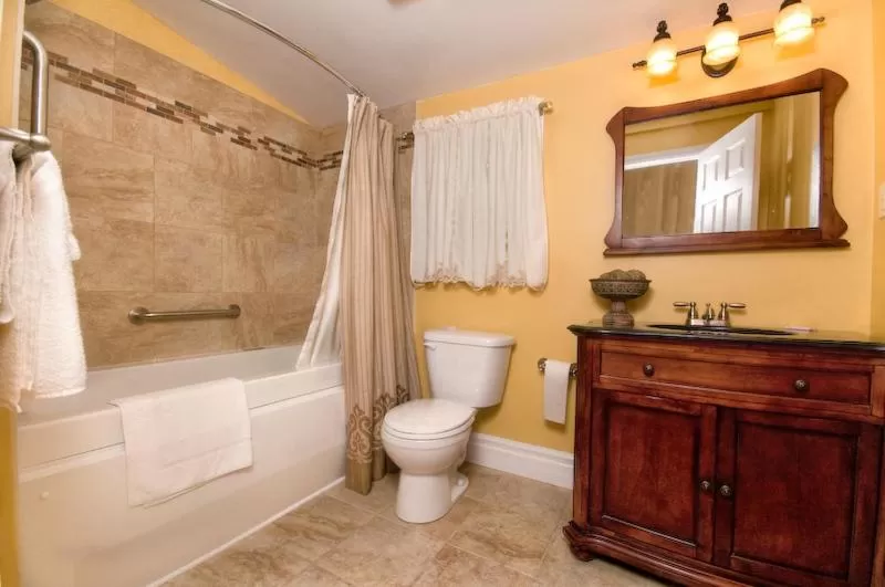 Bathroom in Telegraph House Motel