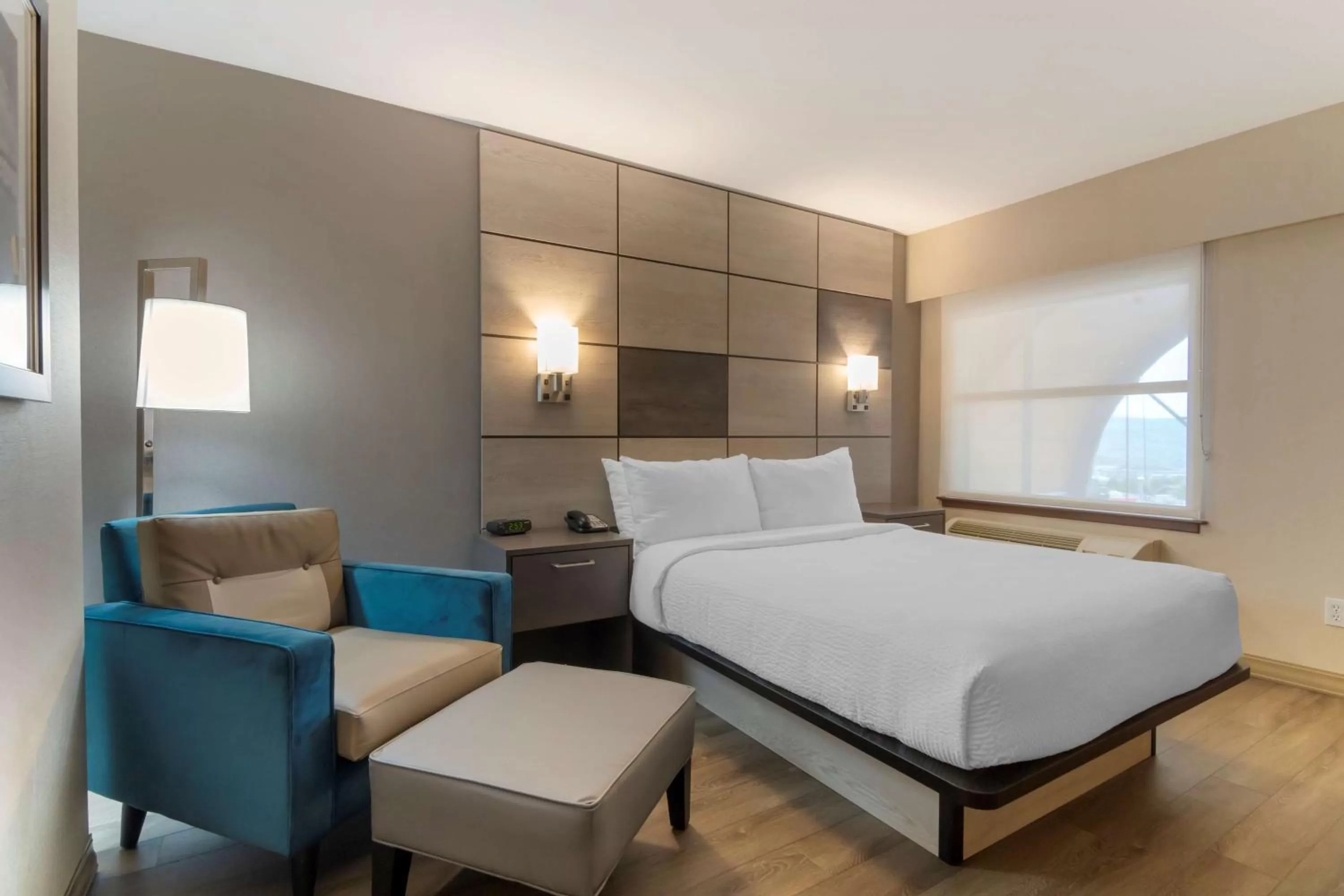 Bedroom, Bed in Best Western Premier Aberdeen Kamloops