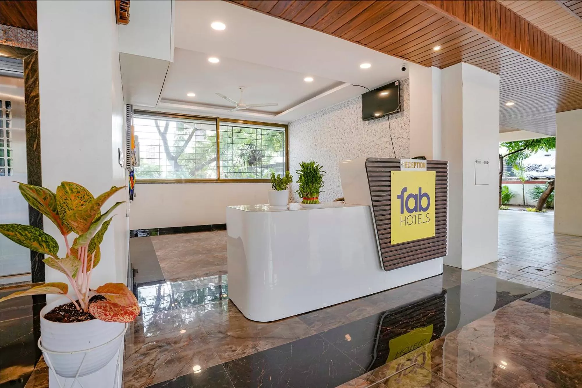 Lobby or reception in FabHotel Crystal Homes - nr Rajaram Bhiku stadium