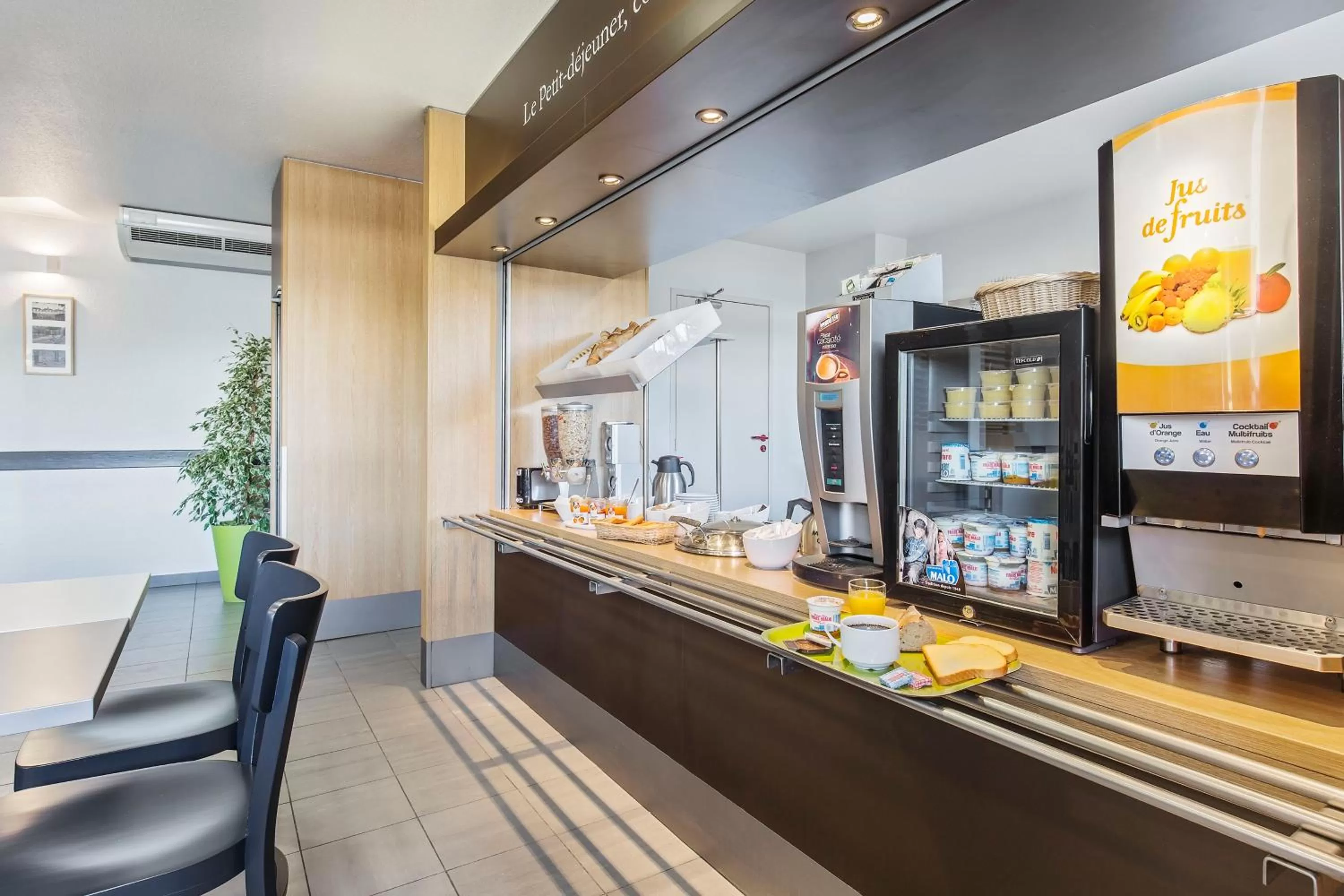 Restaurant/places to eat in B&B HOTEL Lyon Grand Stade Meyzieu