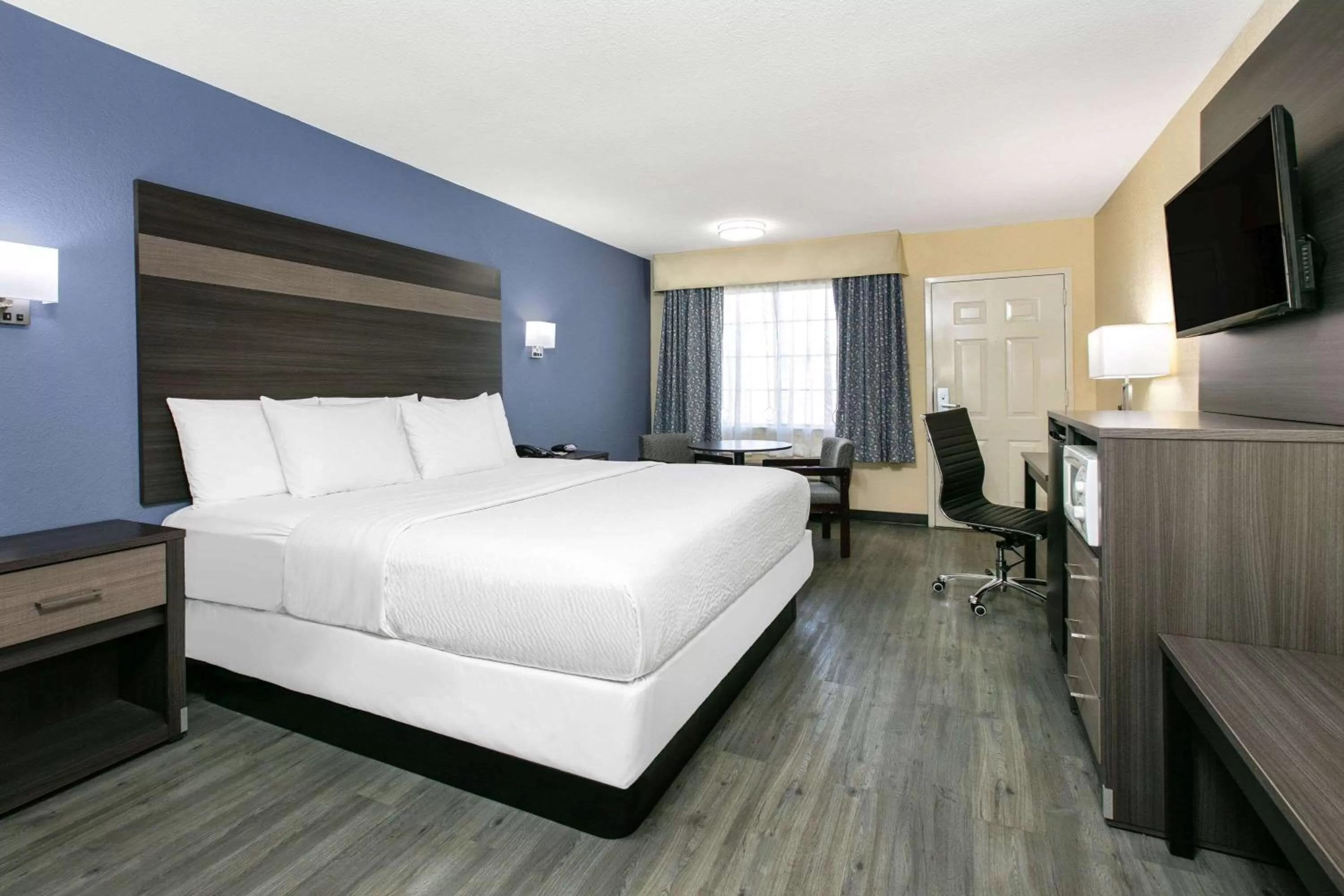 Photo of the whole room, Bed in Days Inn by Wyndham Waco Near Downtown University