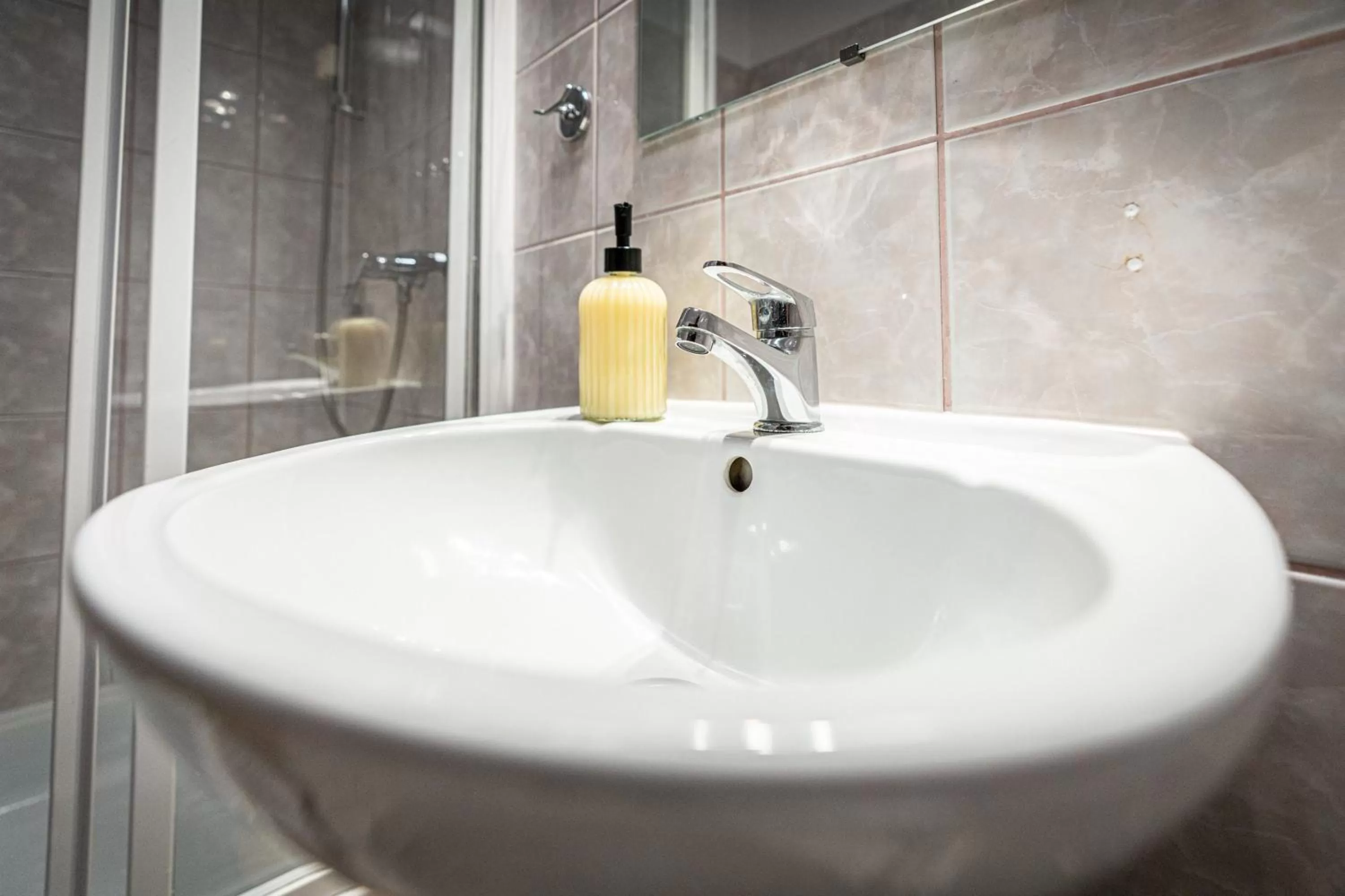 Shower in Liberta INN - Pokoje Gościnne