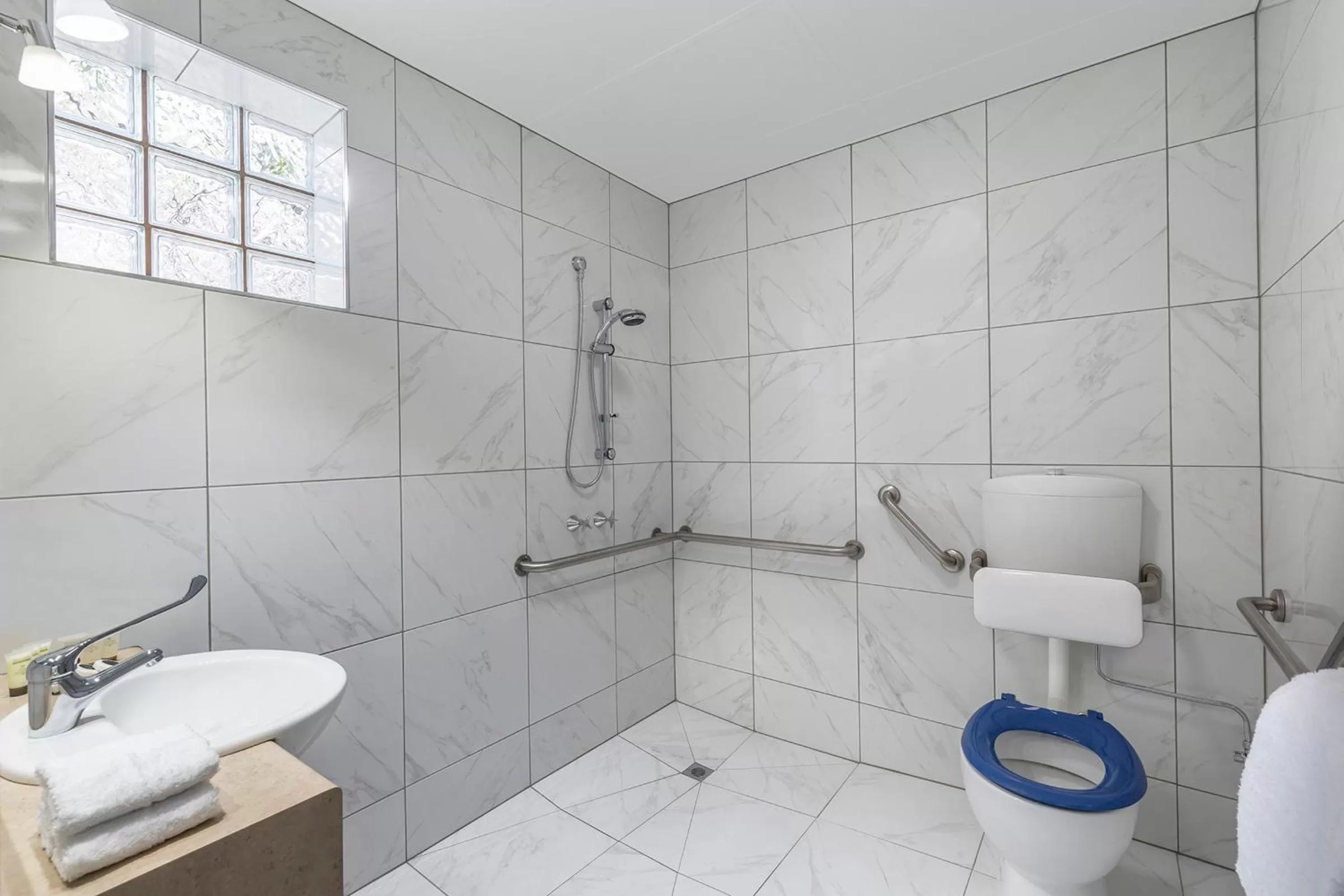 Shower in Cathedral Motor Inn