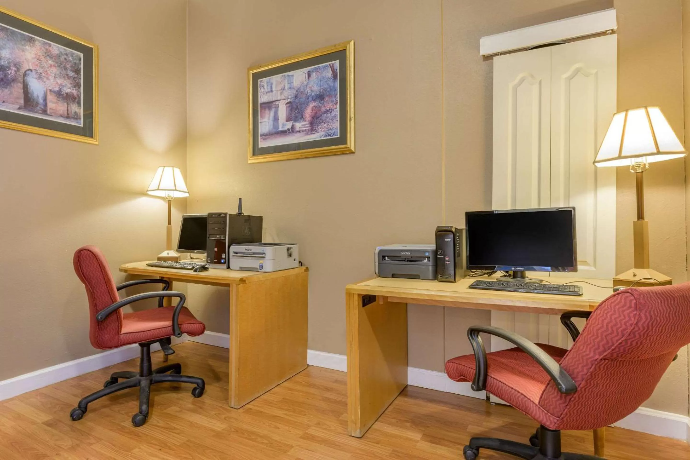 On site, Business Area/Conference Room in Days Inn & Suites by Wyndham Lebanon PA