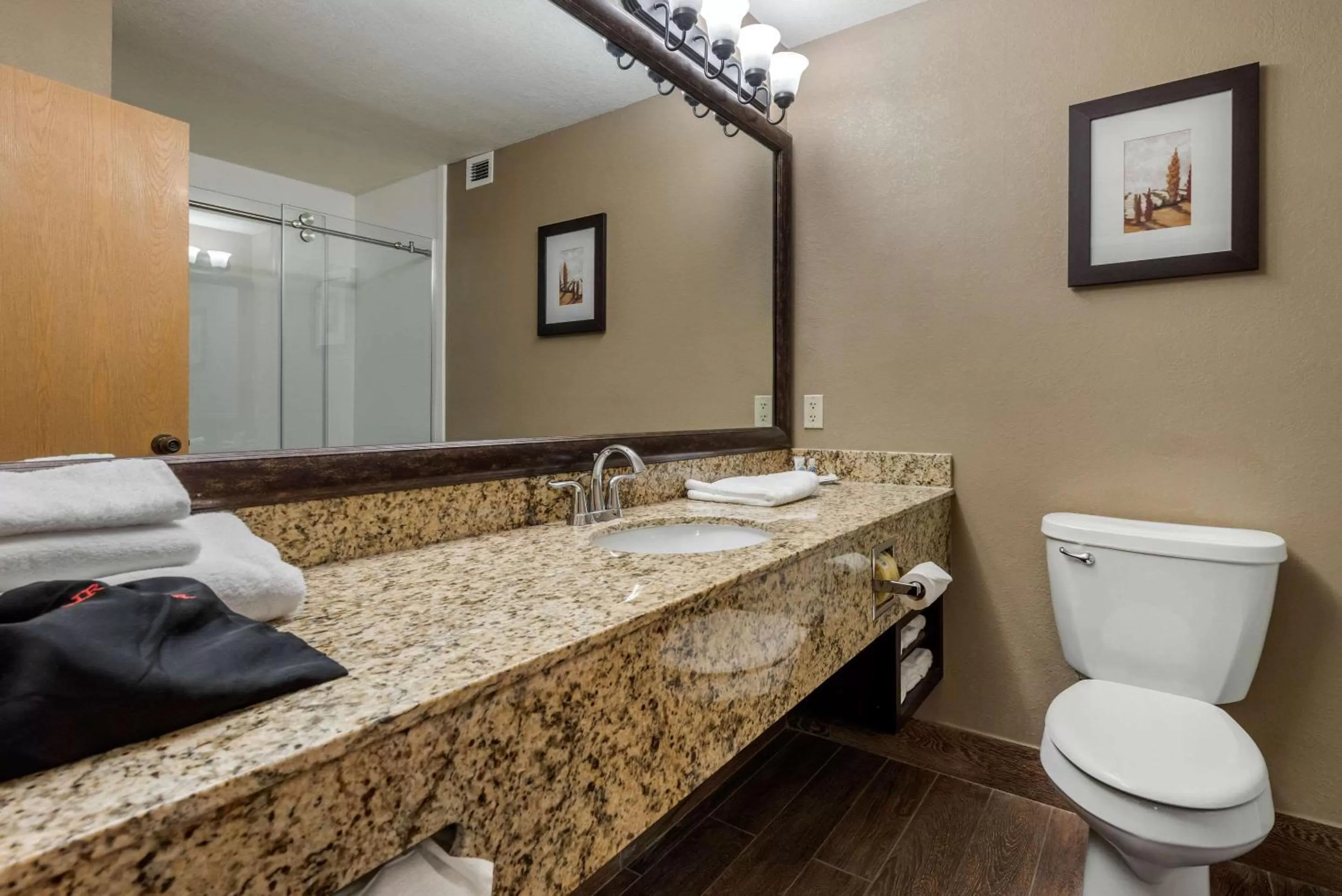 Photo of the whole room in Comfort Suites near Route 66