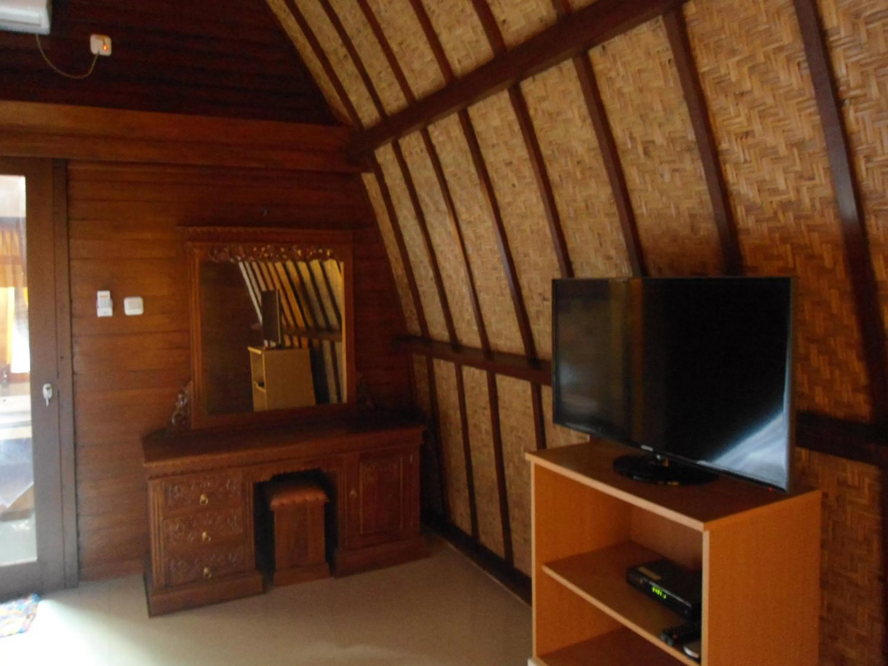 Bedroom, TV/Entertainment Center in Sandy Beach Bungalows