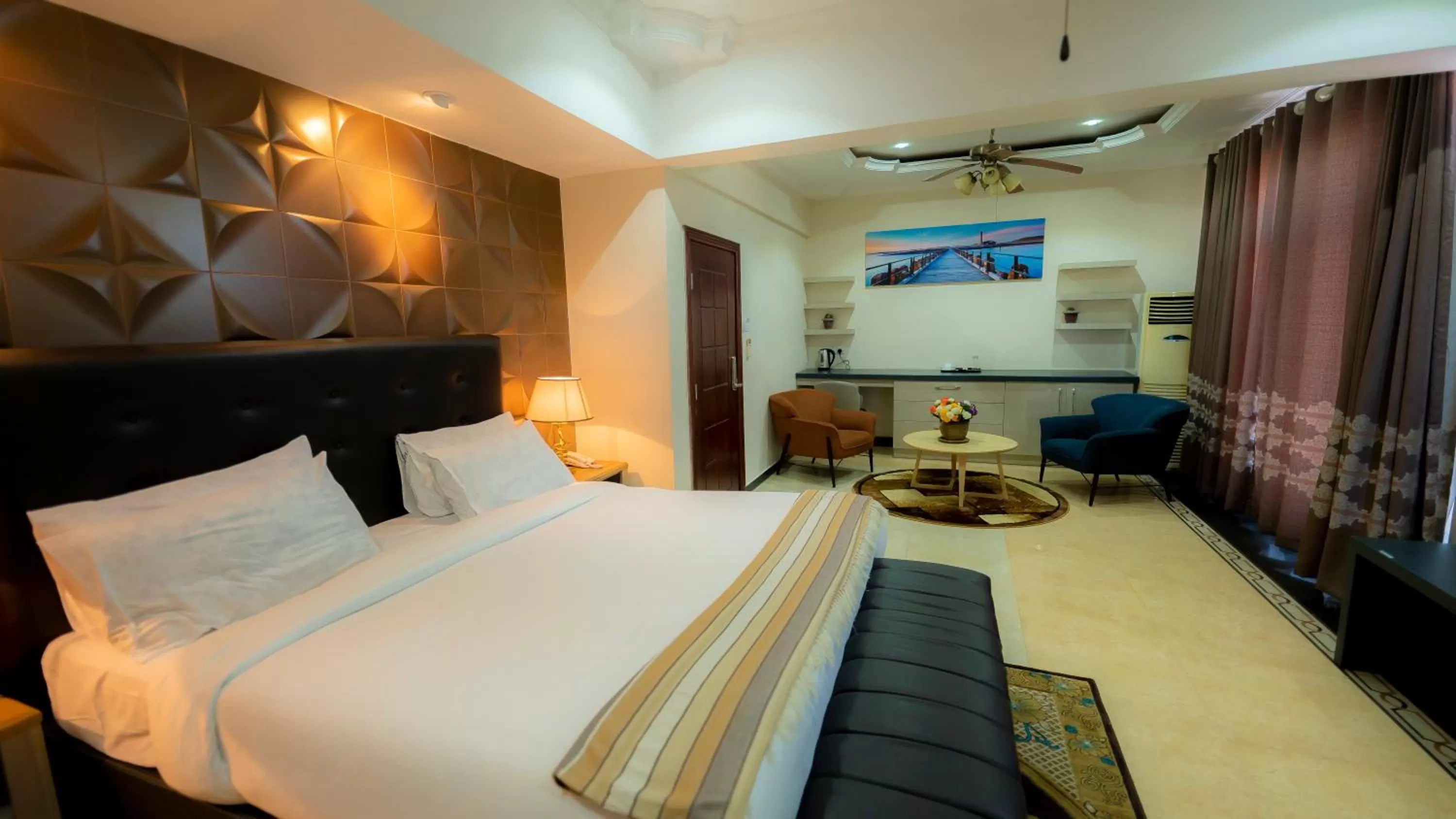 Photo of the whole room, Bed in Lantana Hotel