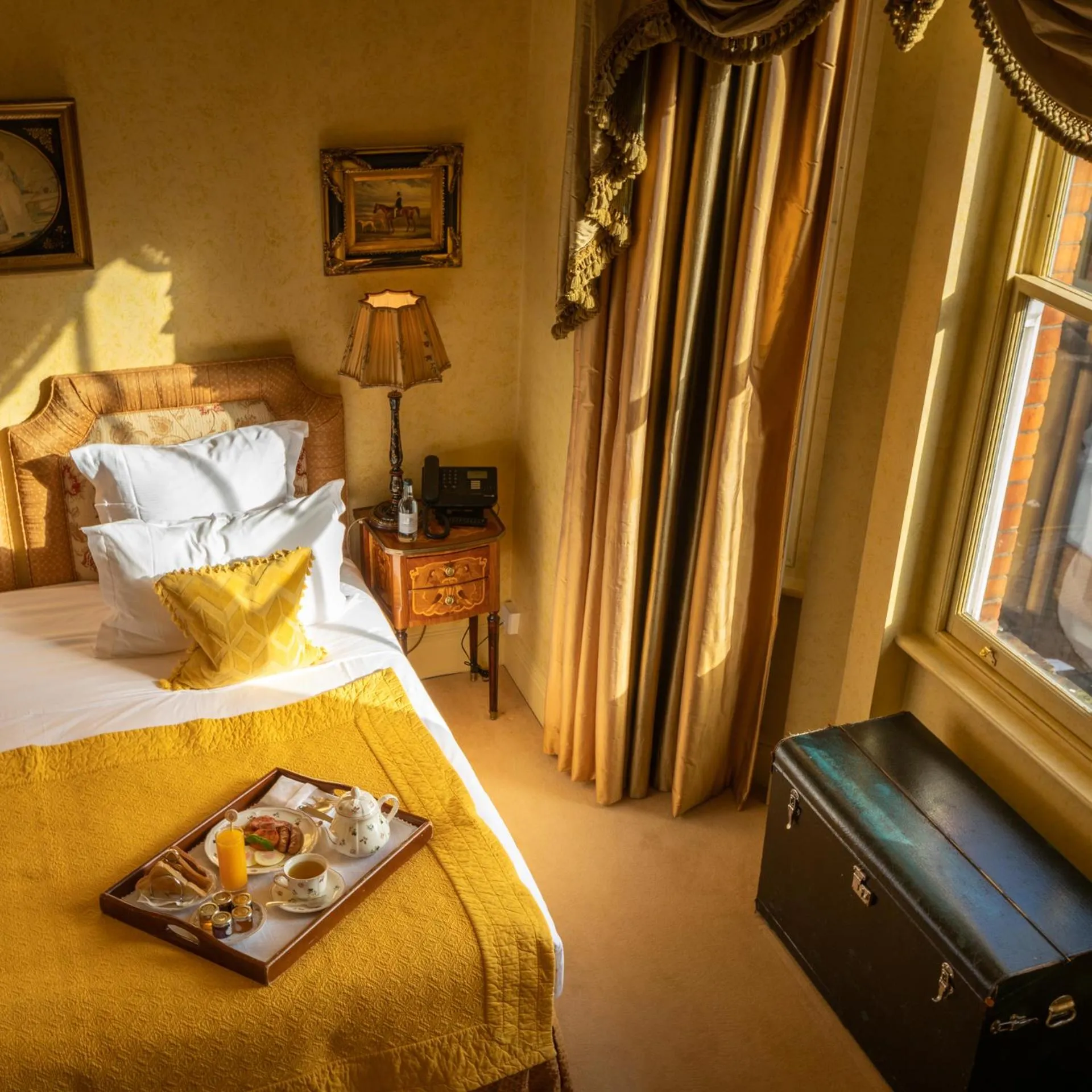 room service, Bed in San Domenico House