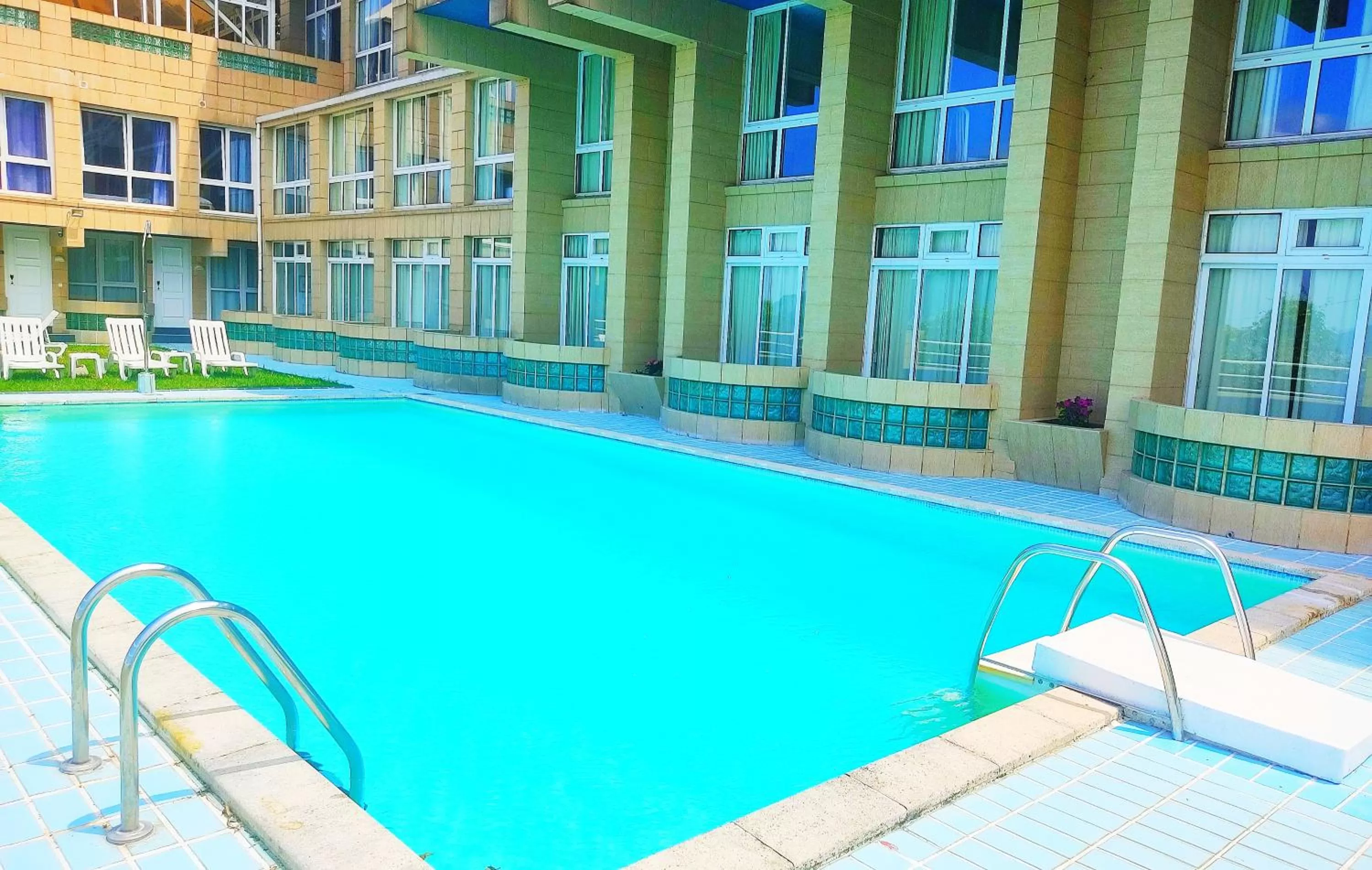 Swimming pool in Hotel Miramar Laredo