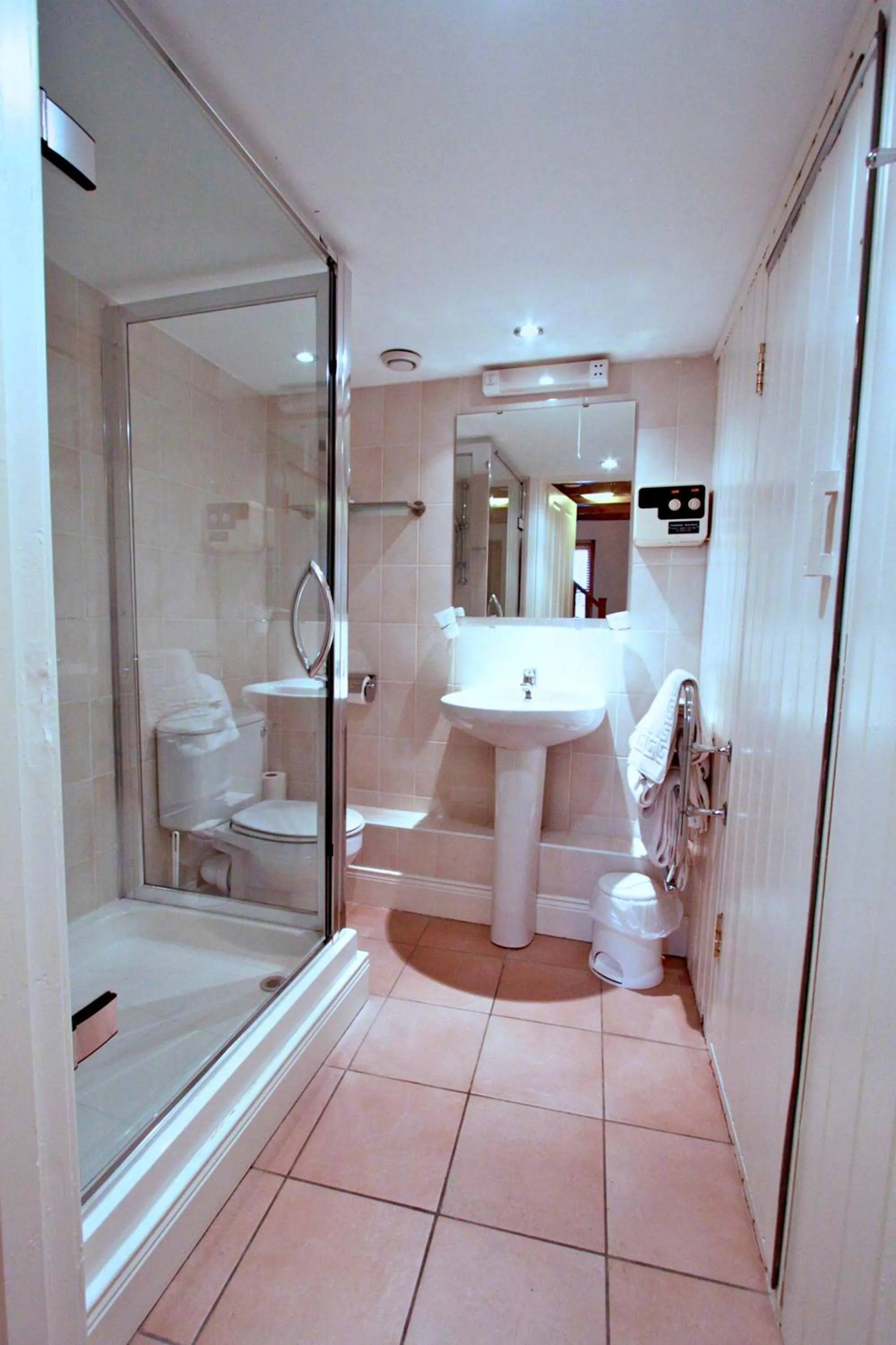 Bathroom in Centre Of Britain Hotel