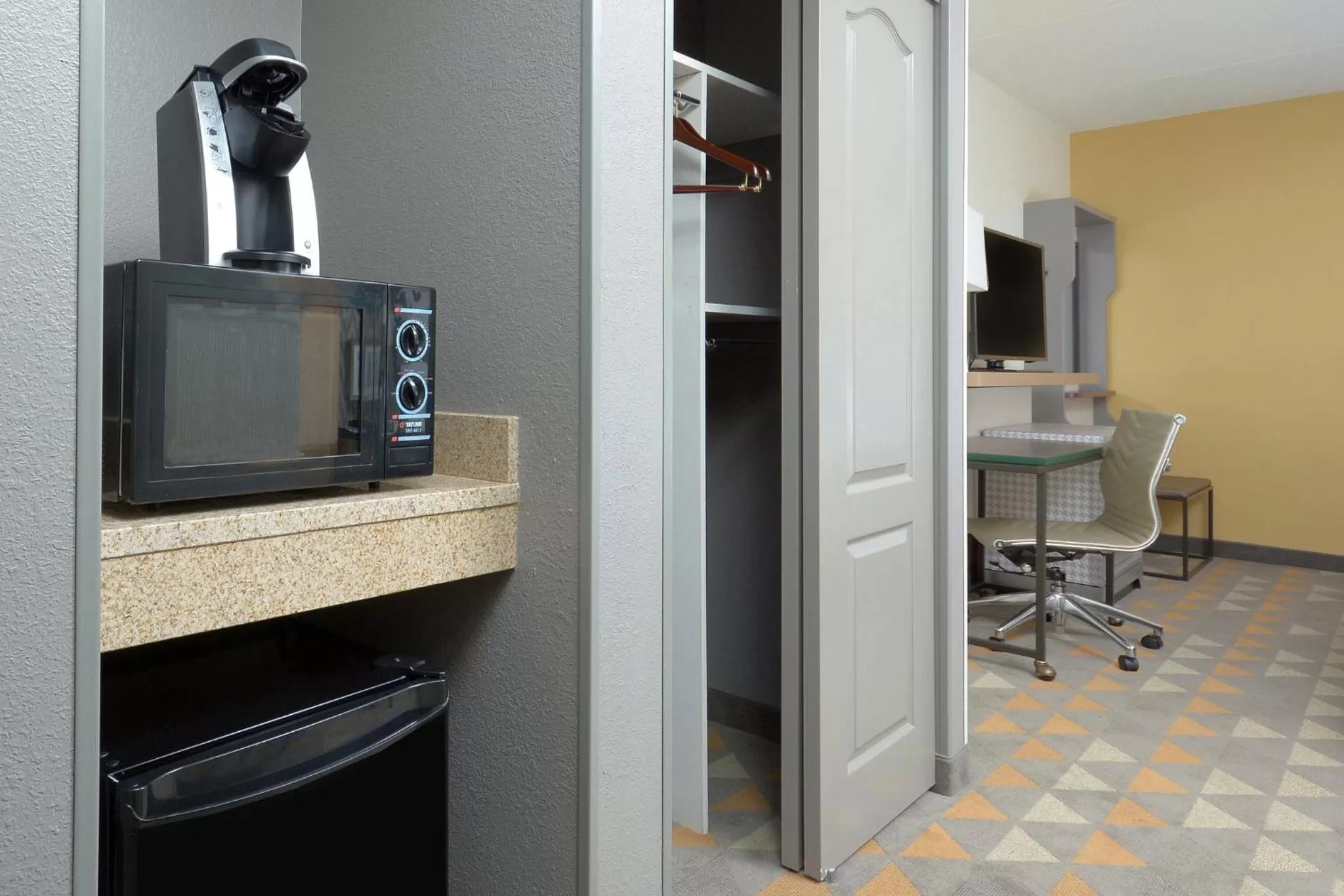 Photo of the whole room in Holiday Inn Raleigh Durham Airport by IHG