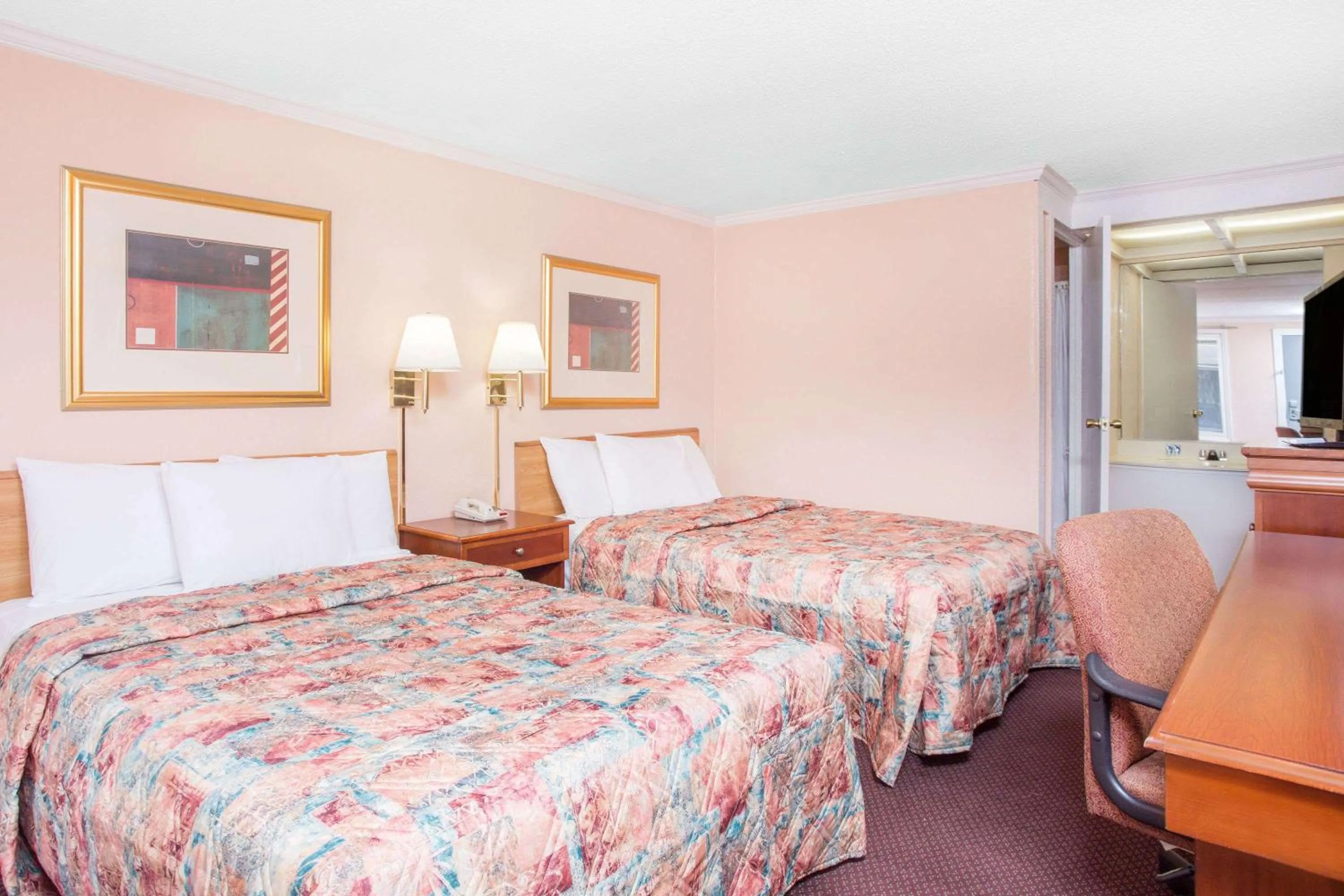 Photo of the whole room in Knights Inn - Augusta