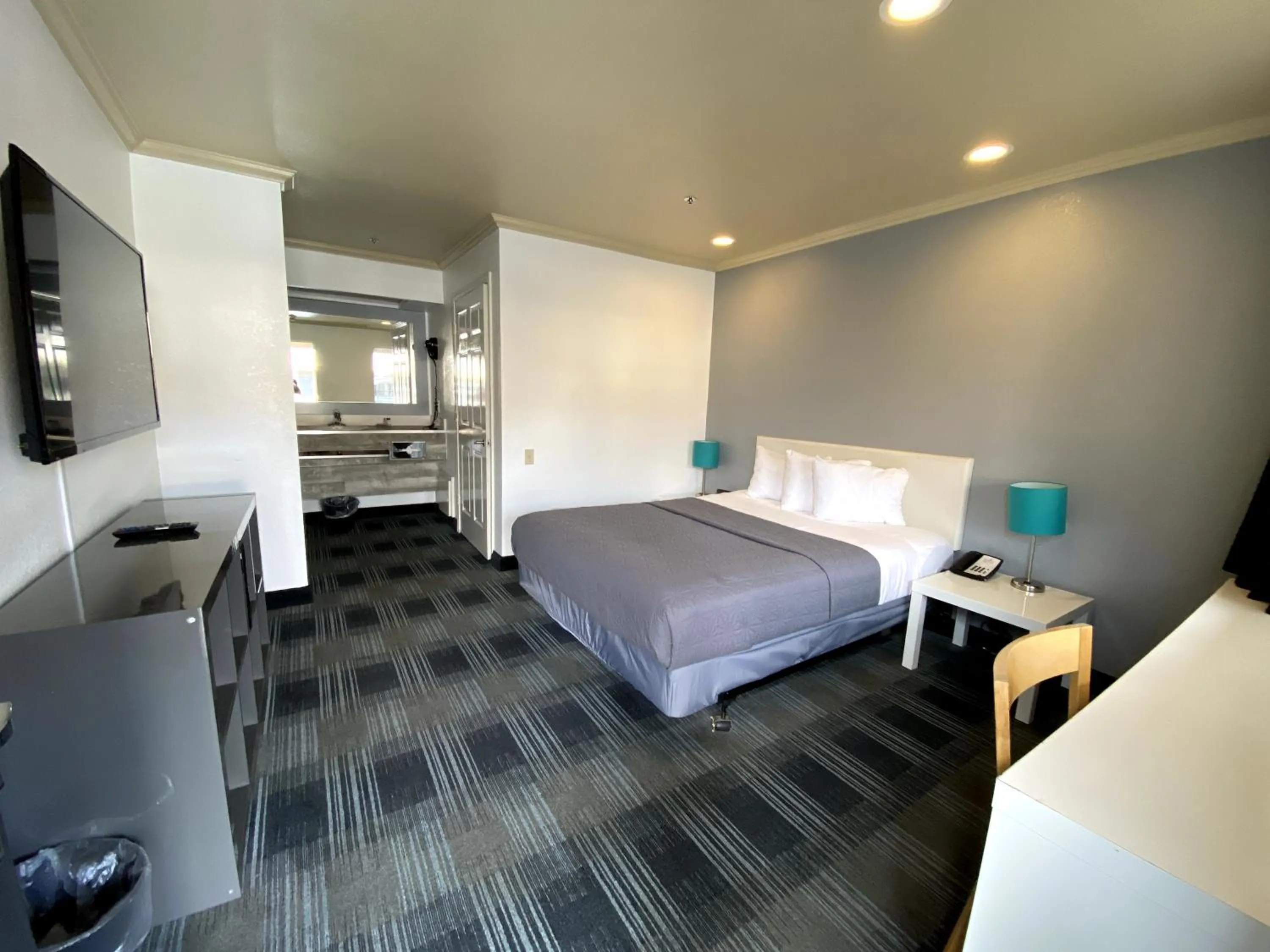 Photo of the whole room, Bed in BridgePoint Inn Daly City