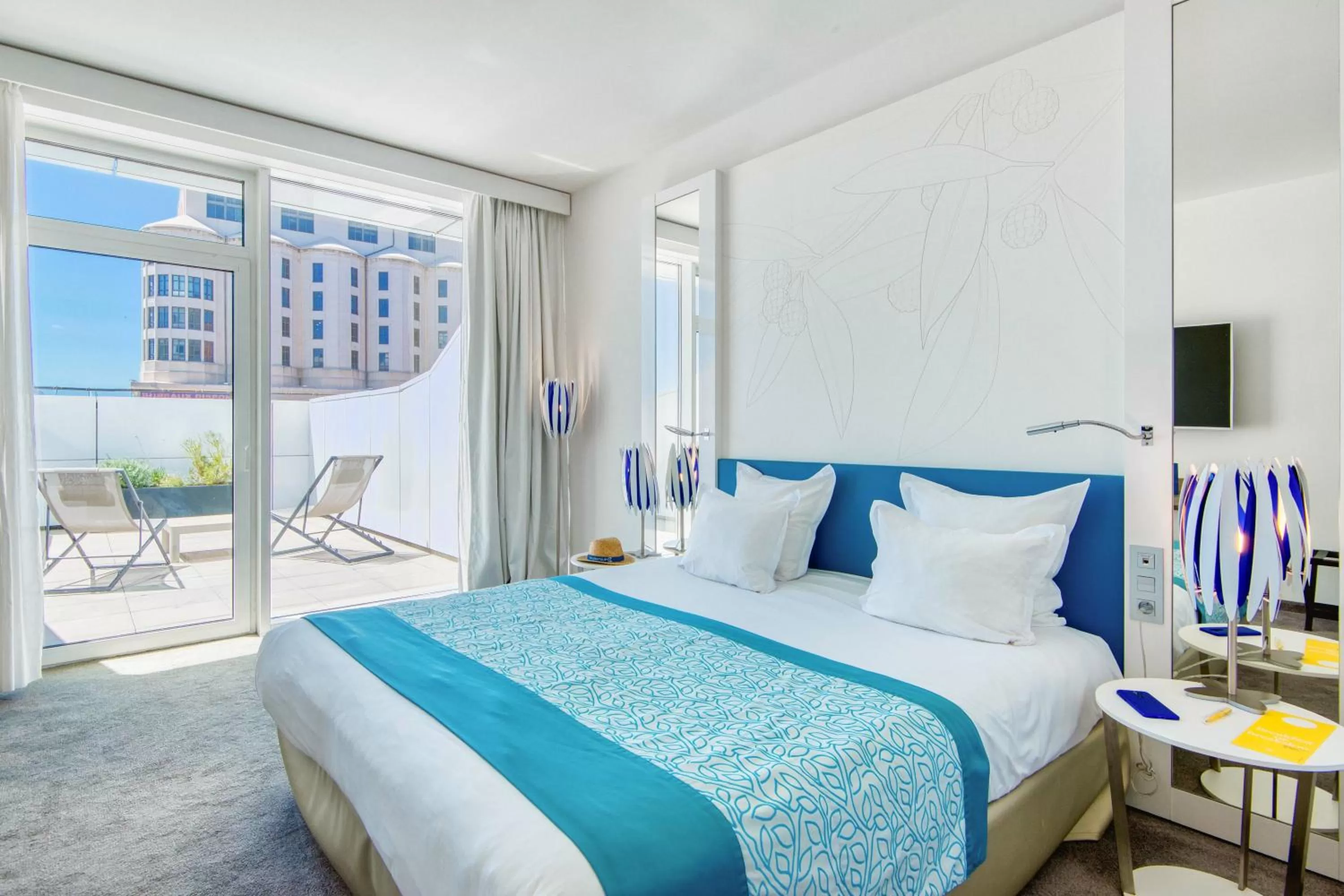 Bedroom, Bed in Golden Tulip Marseille Euromed