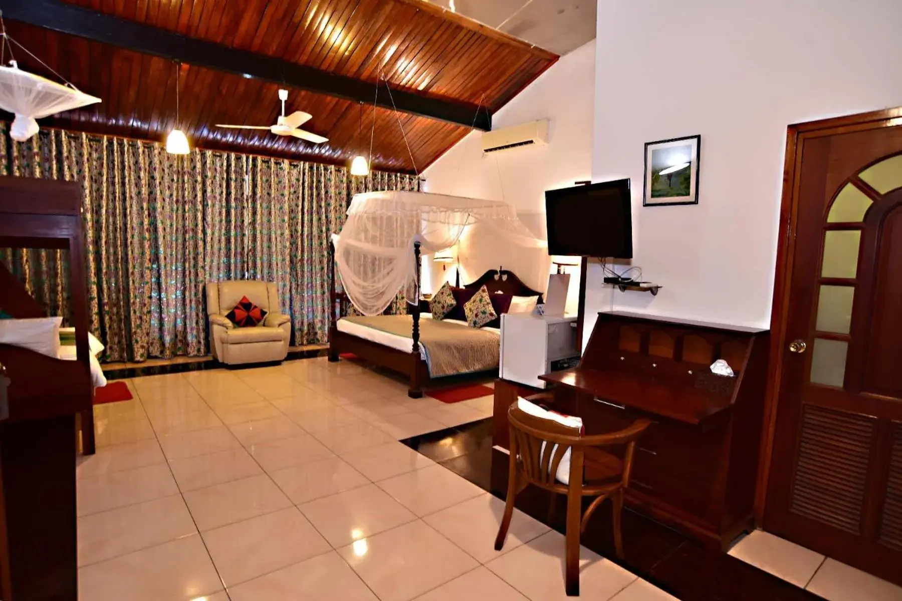 Family Room with Bath in Colombo Villa Family Room with Bath in Colombo Villa