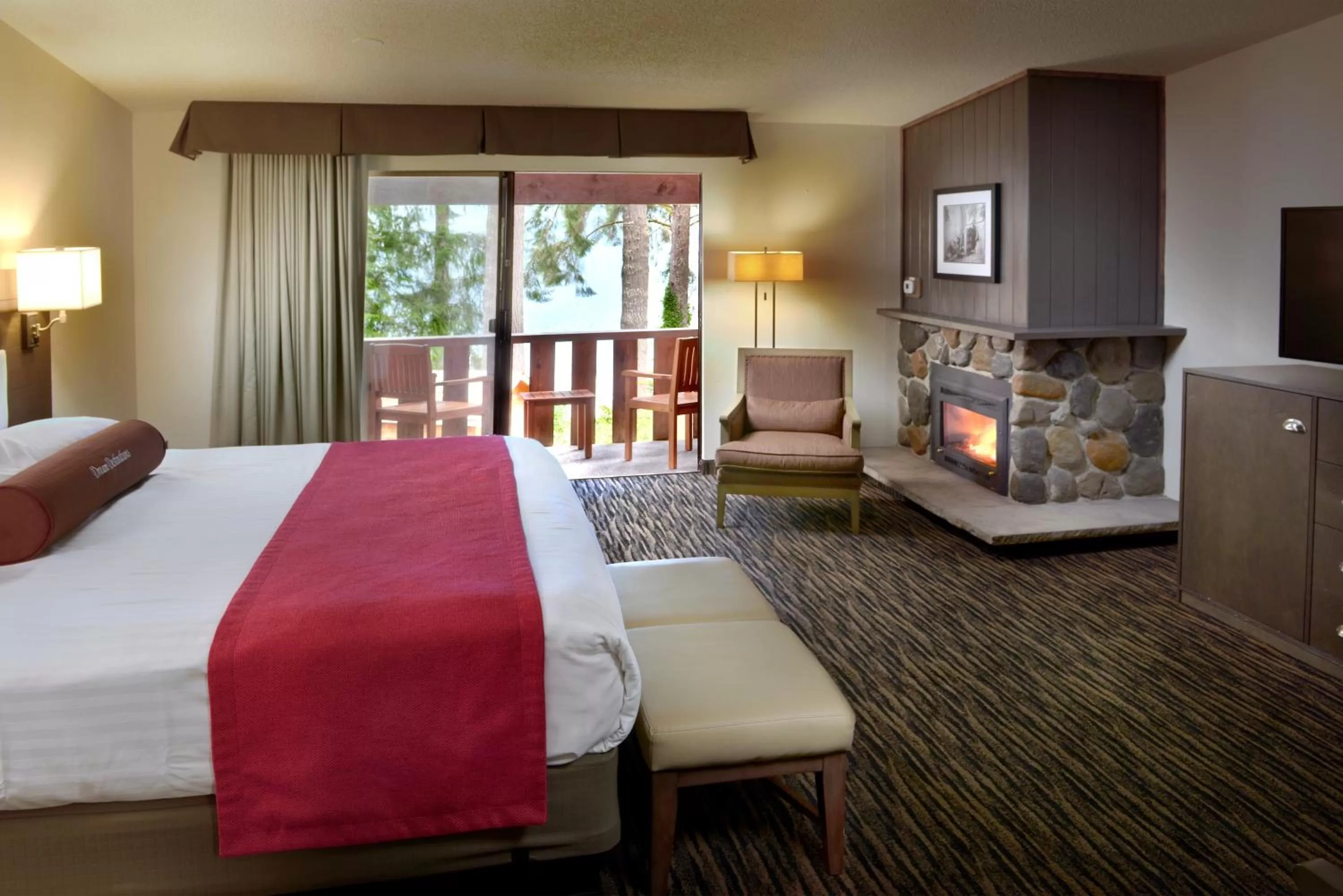 Photo of the whole room, Bed in Lake Quinault Lodge