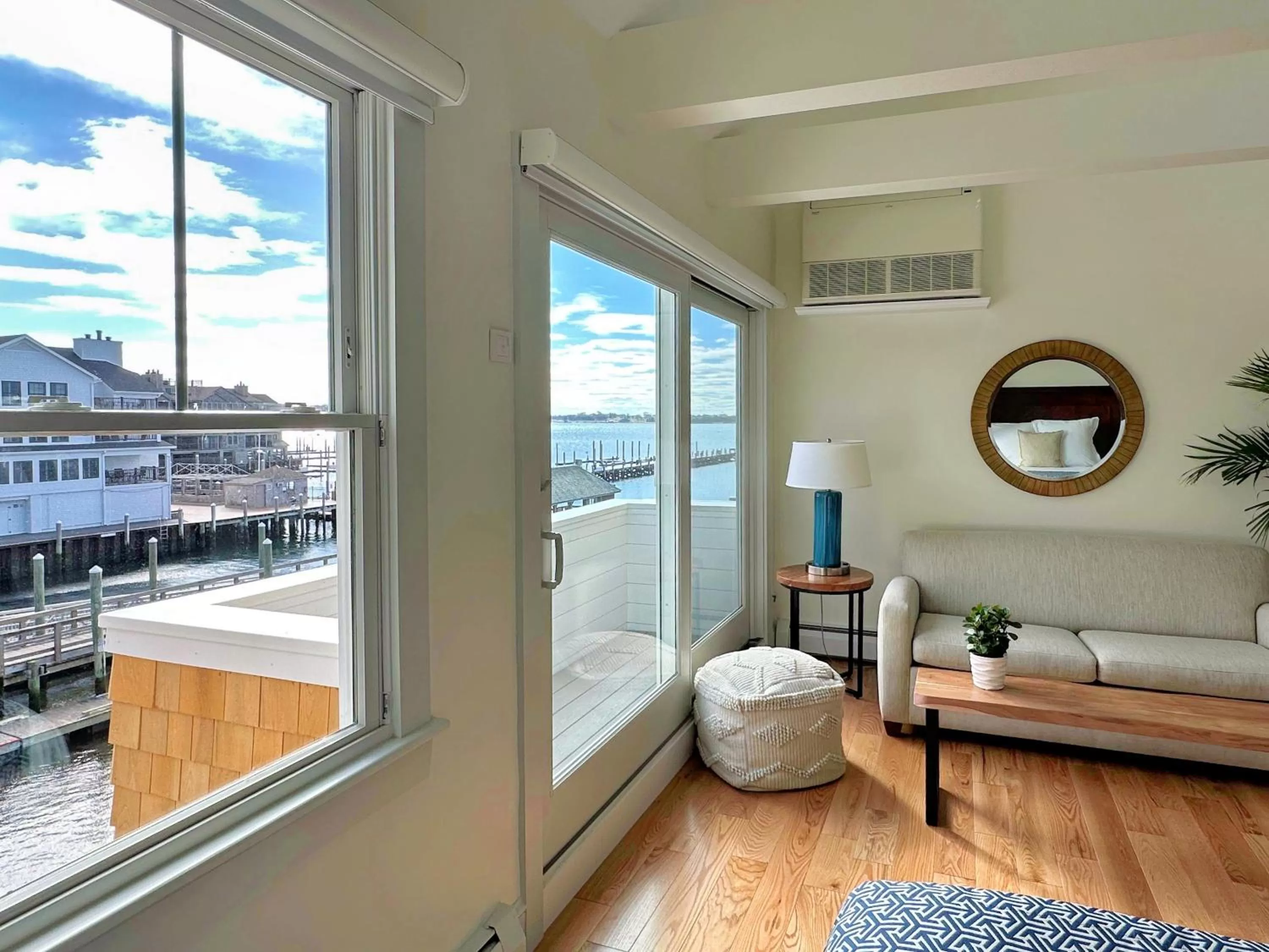 Living room in Harborside Inn