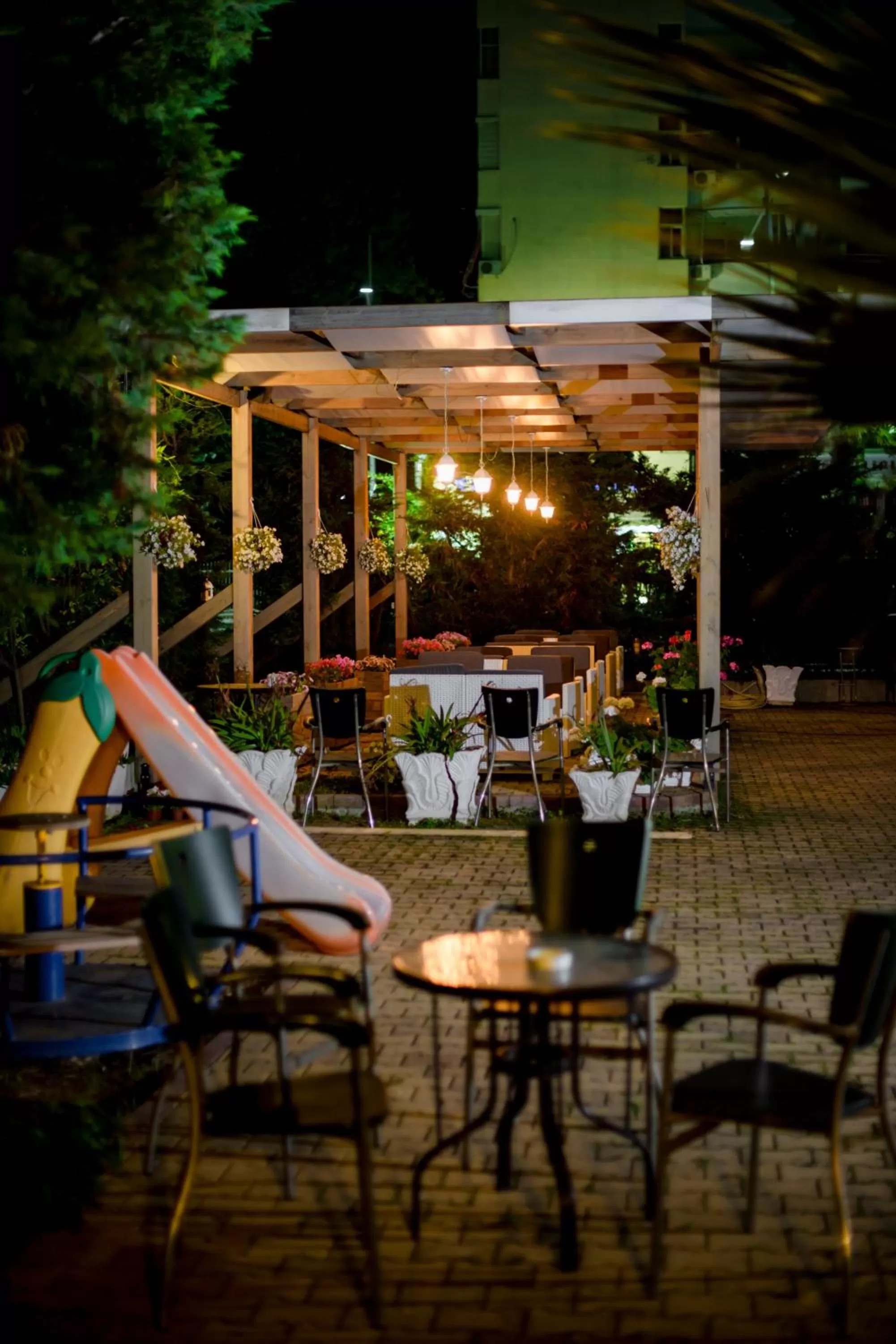 Patio, Restaurant/Places to Eat in Kadrisa Hotel