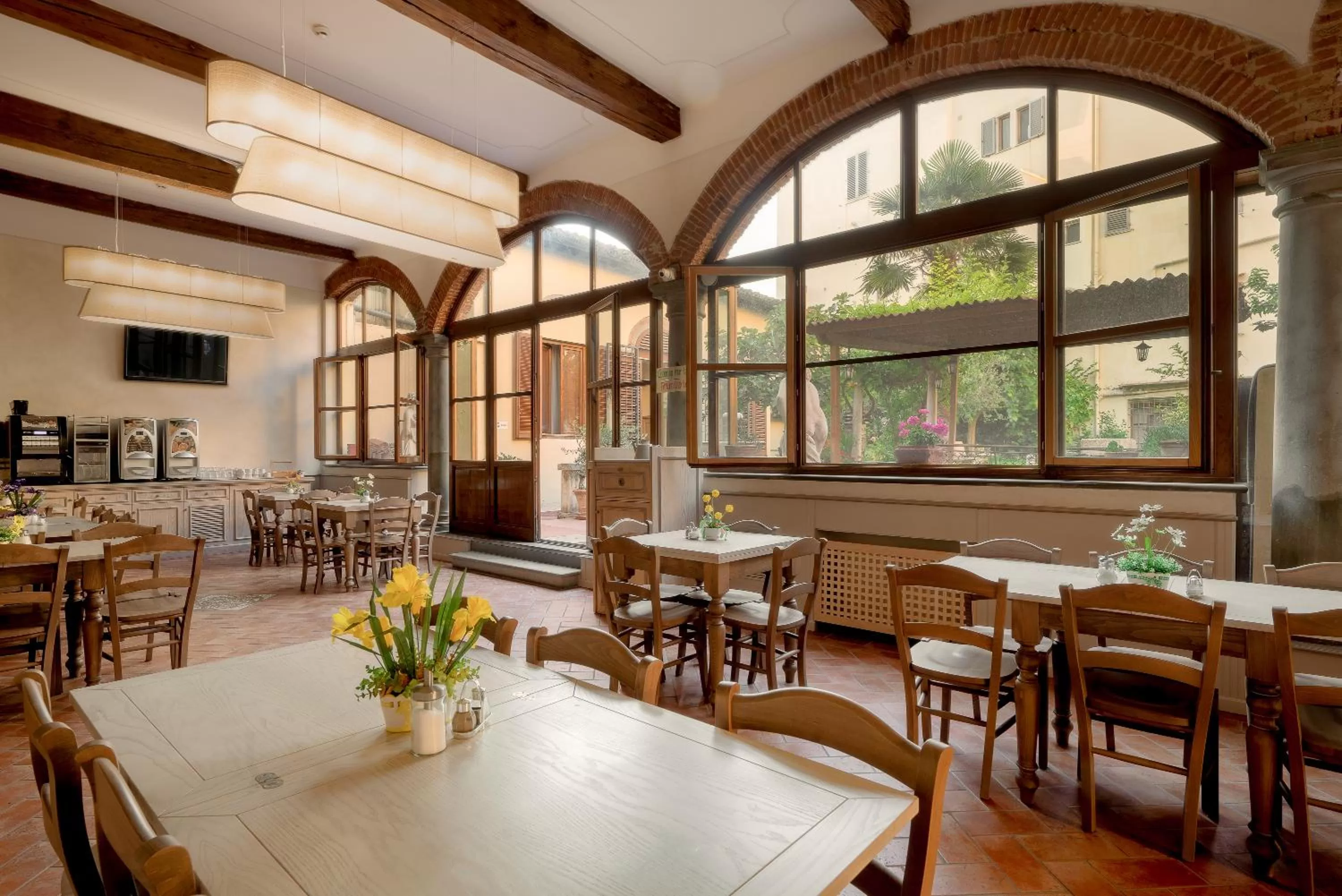 Communal lounge/ TV room in Hostel Archi Rossi