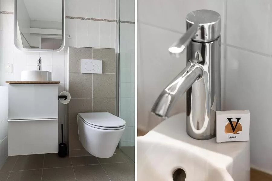 Toilet in Hotel Victoria