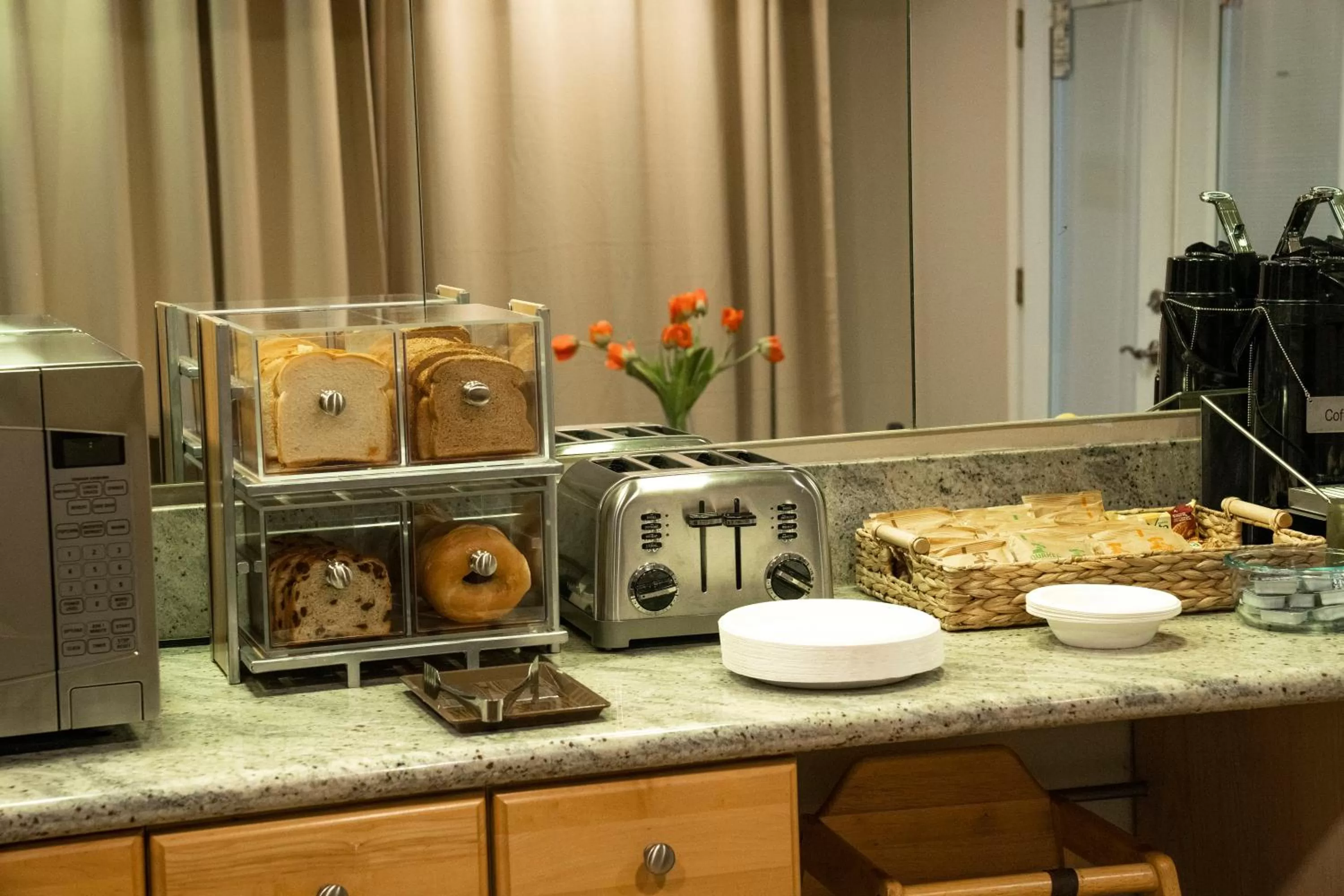 Breakfast in Americas Best Value Inn Lynnwood