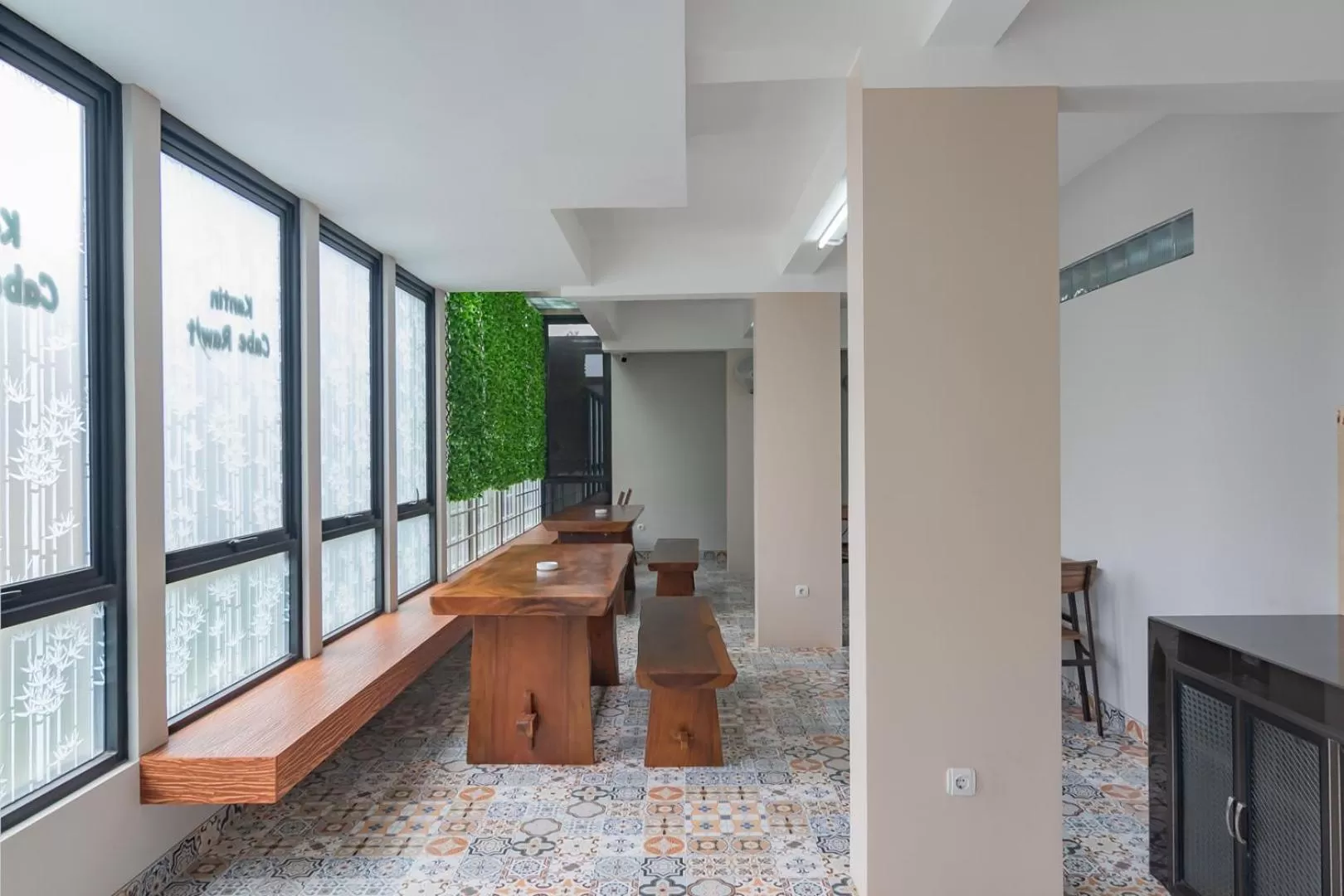 Seating area in RedDoorz Plus @ Cirebon City Center