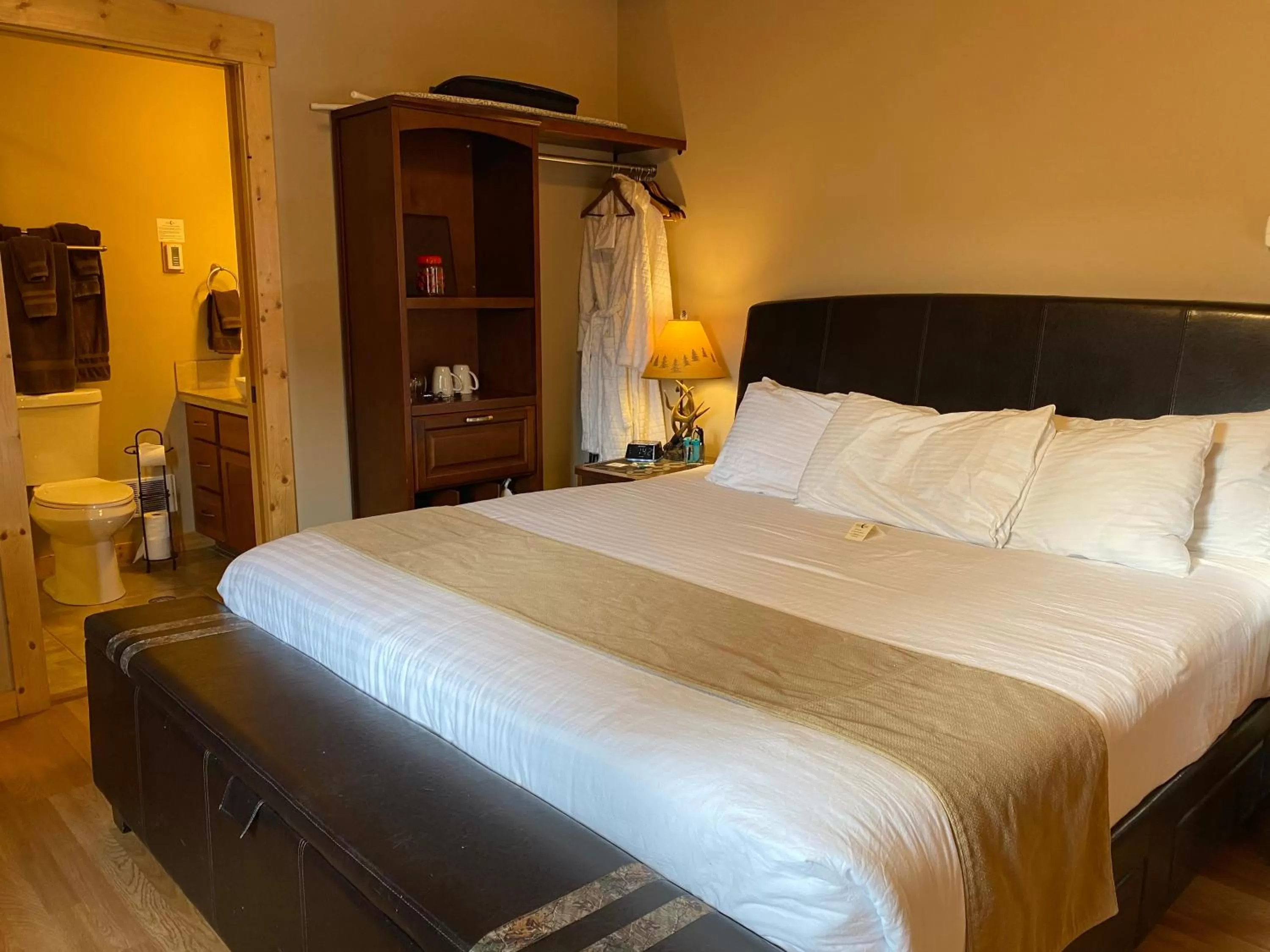 Bedroom, Bed in Twisp River Suites