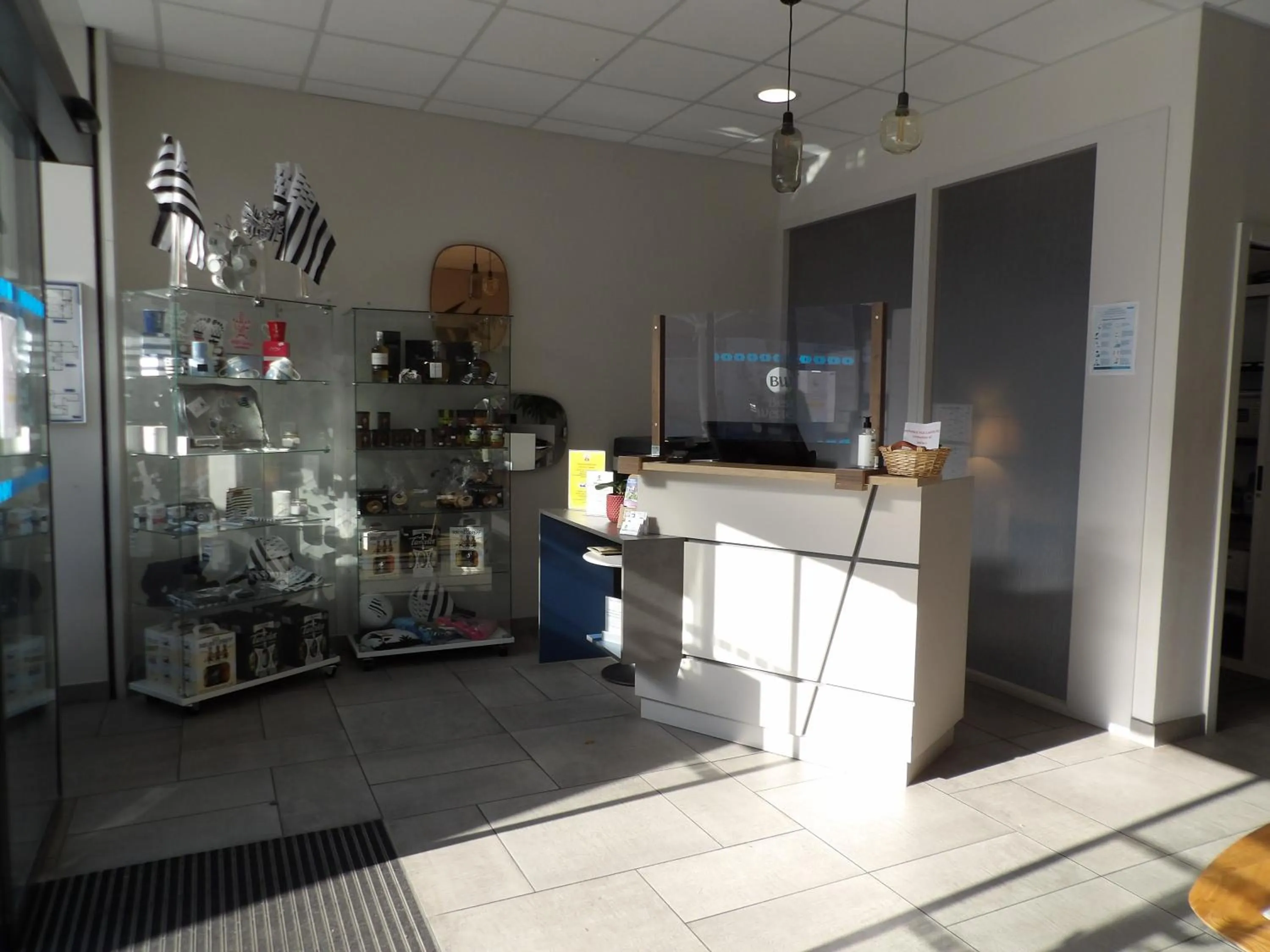 Lobby or reception in Best Western Le Duguesclin Hôtel-Restaurant